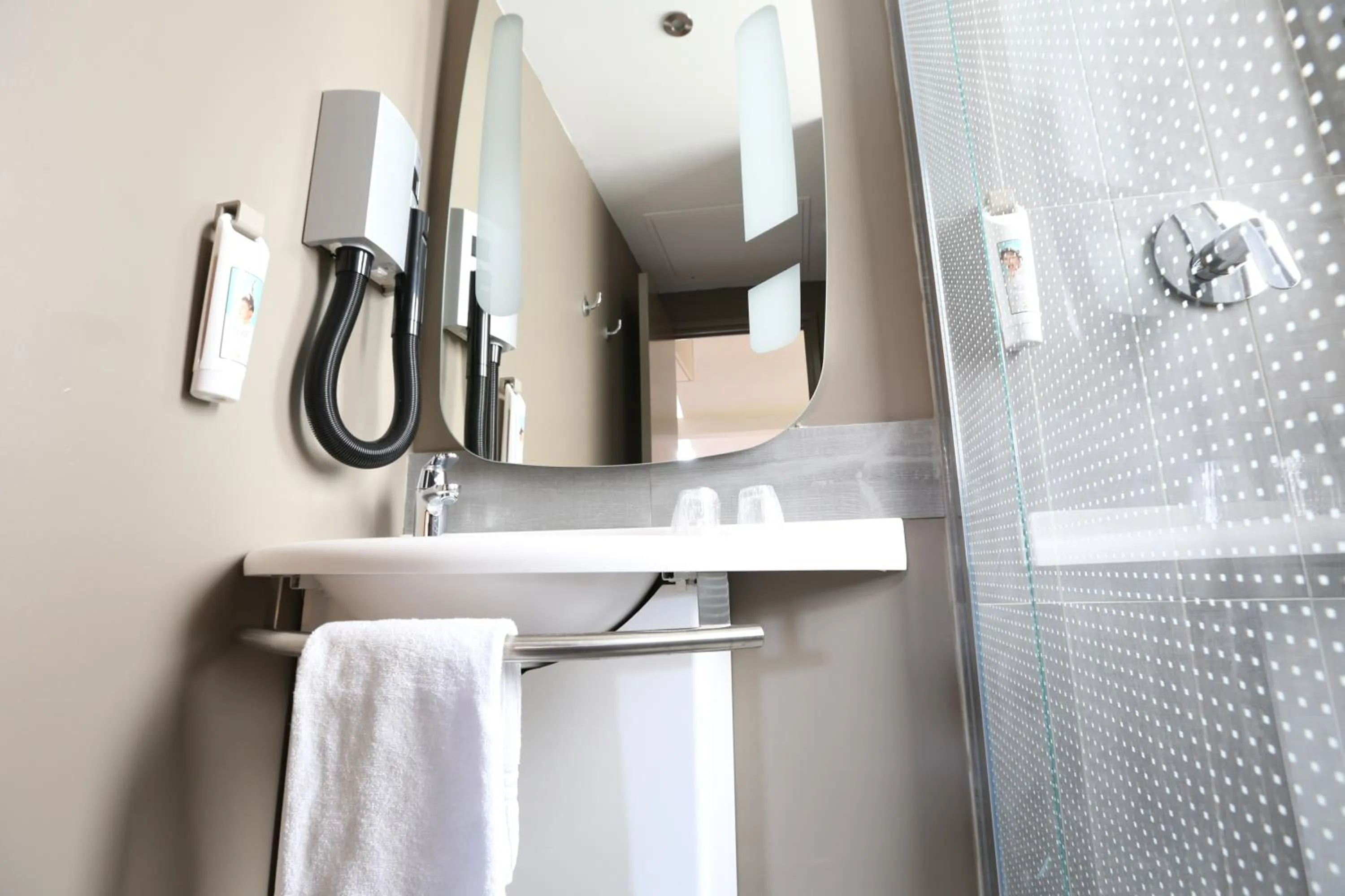 Shower in ibis Nice Centre Notre Dame