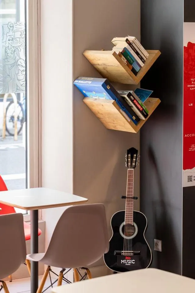 Communal lounge/ TV room in ibis Nice Centre Notre Dame