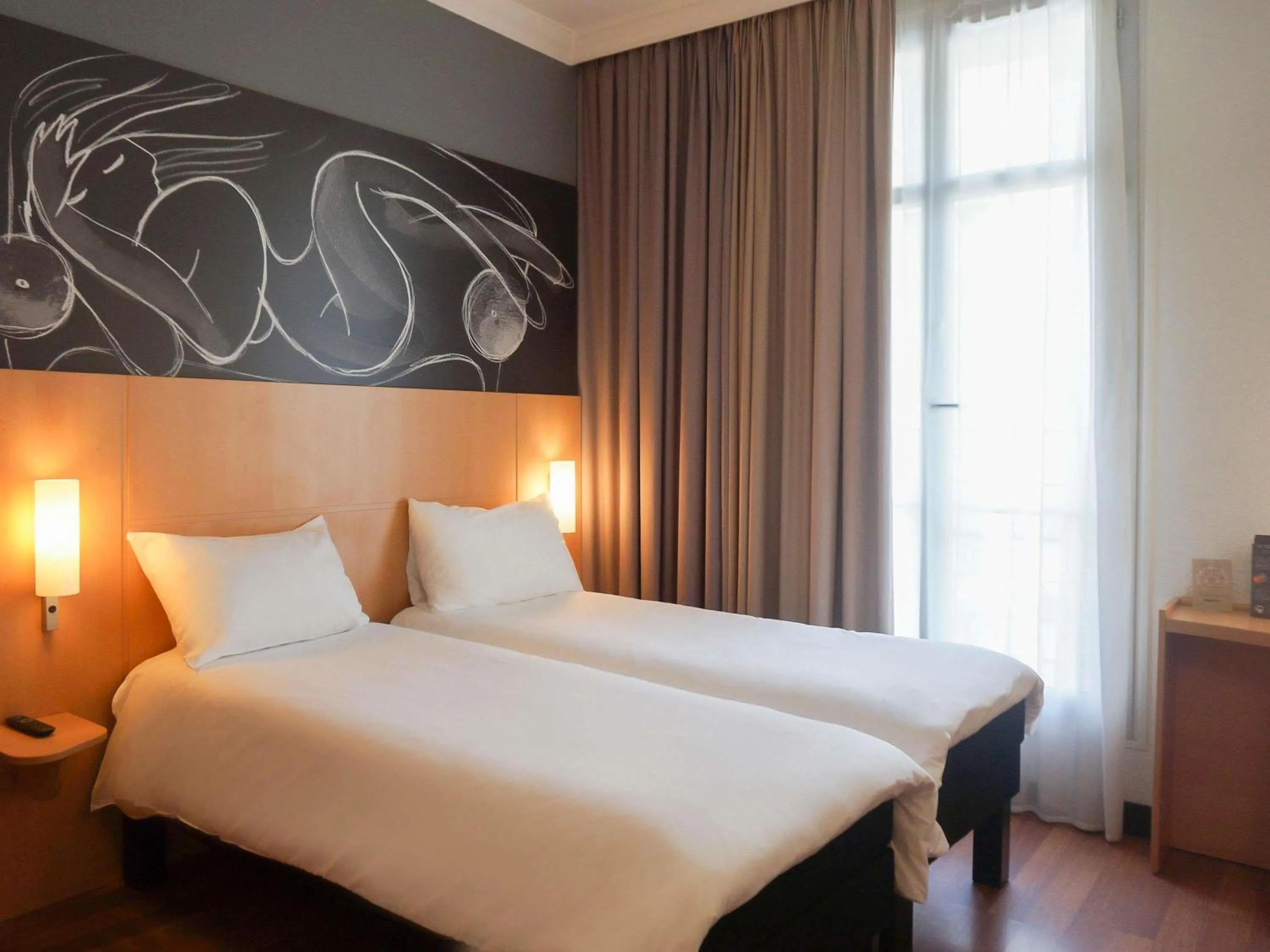 Bedroom, Bed in ibis Nice Centre Notre Dame