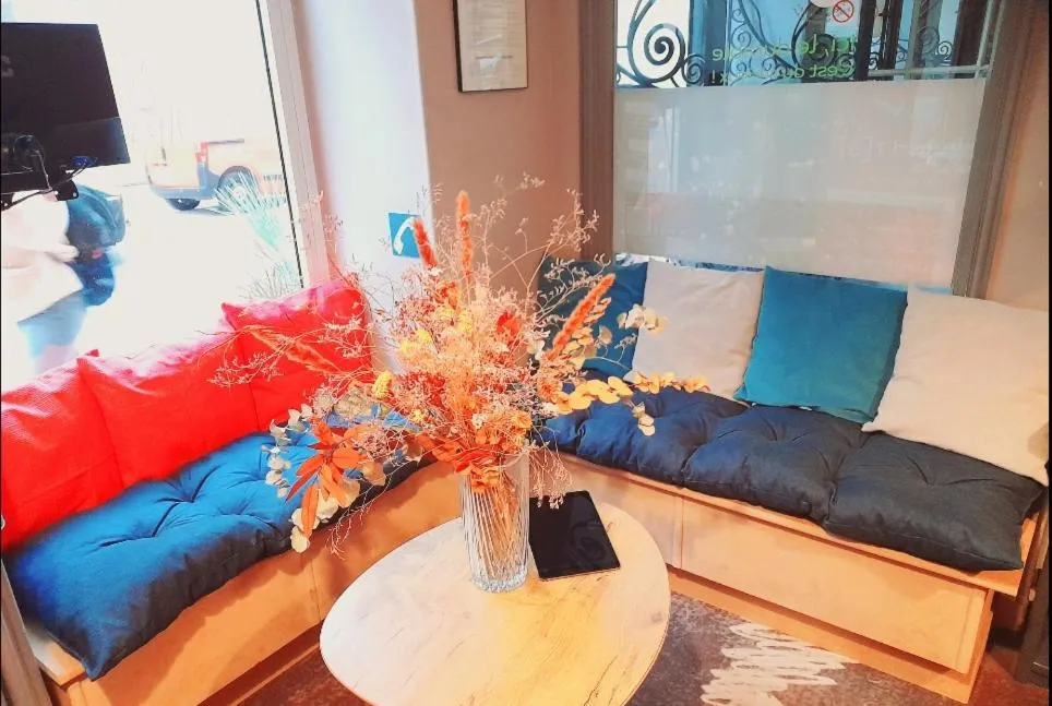 Communal lounge/ TV room in ibis Nice Centre Notre Dame