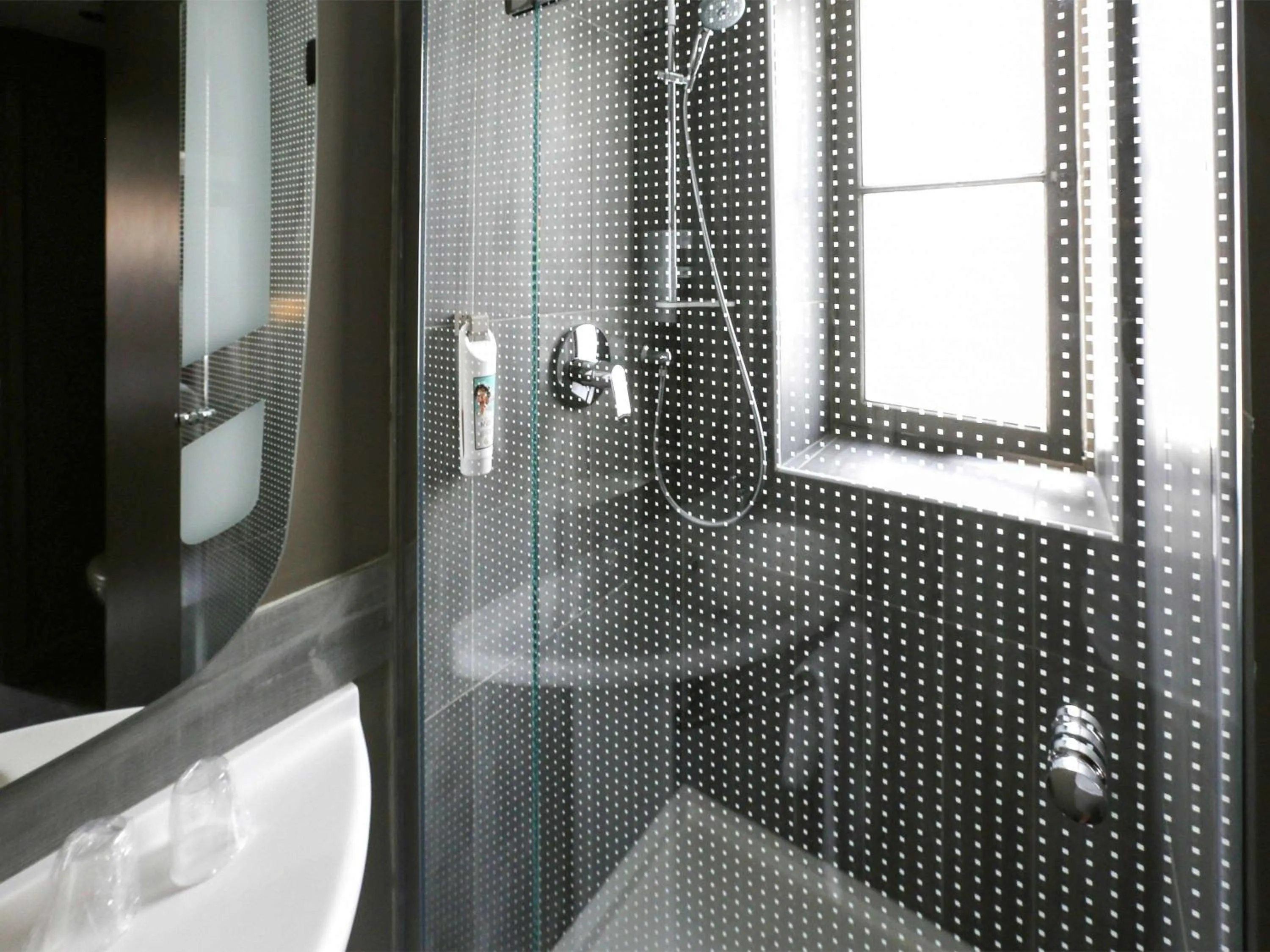 Photo of the whole room in ibis Nice Centre Notre Dame