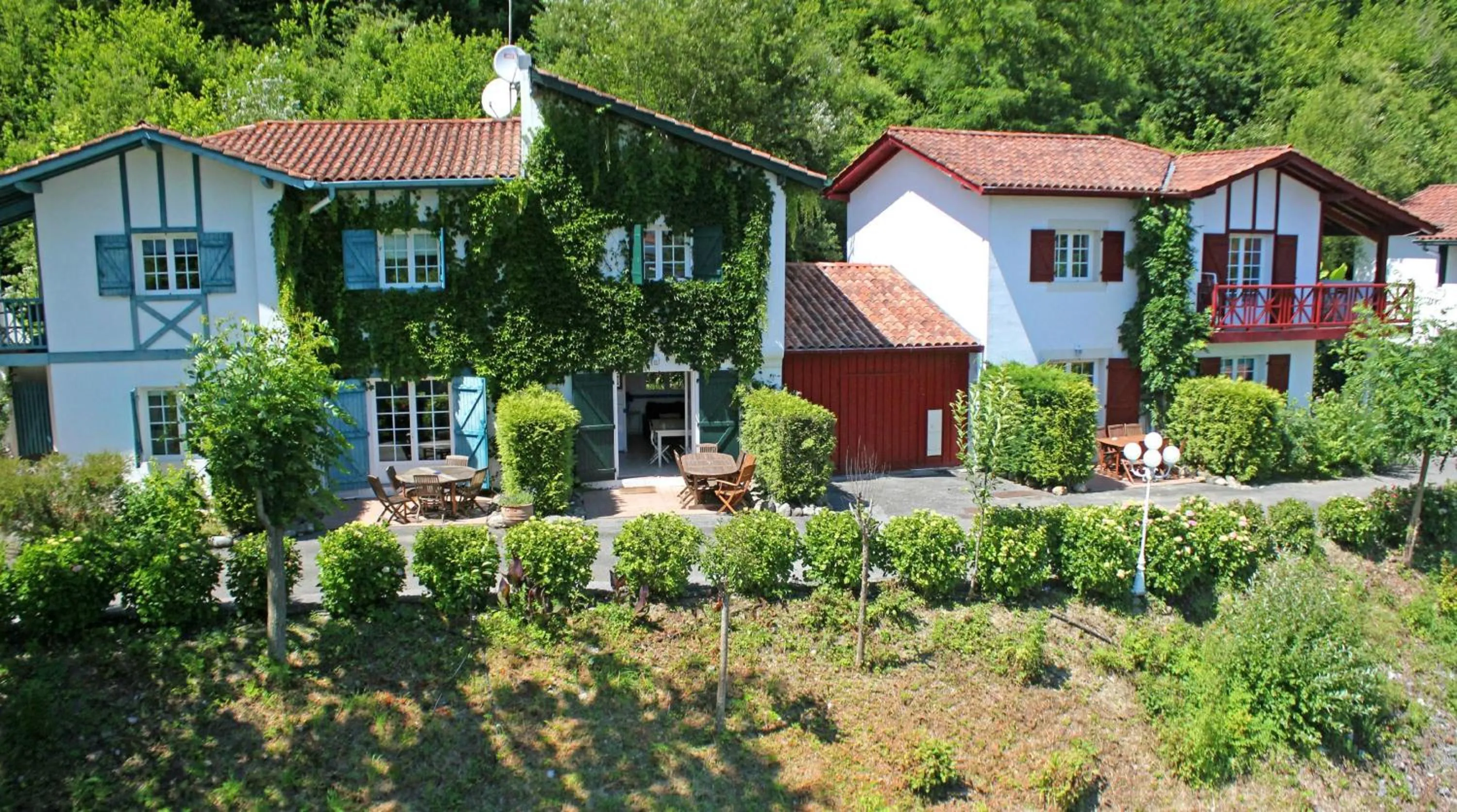 Property building in Les Collines Iduki