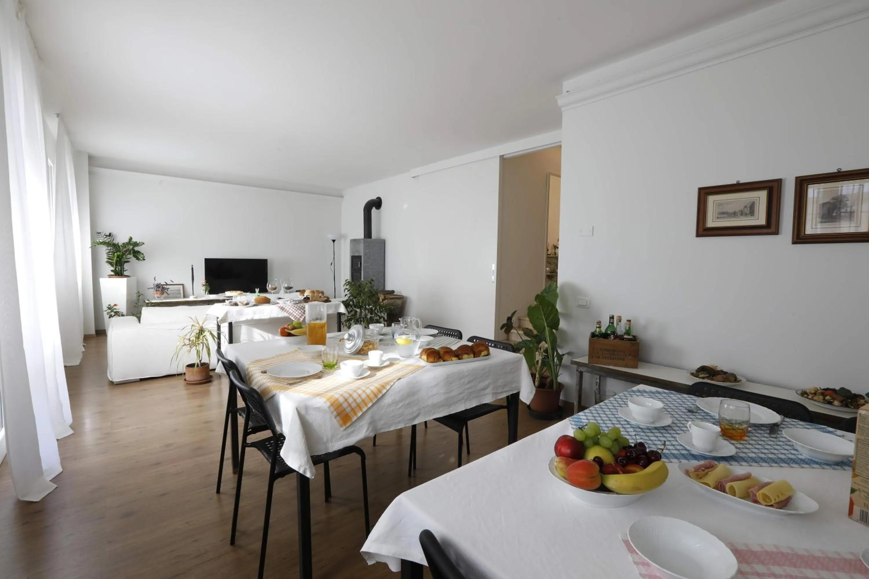 Communal lounge/ TV room in Pisacane61 B&B