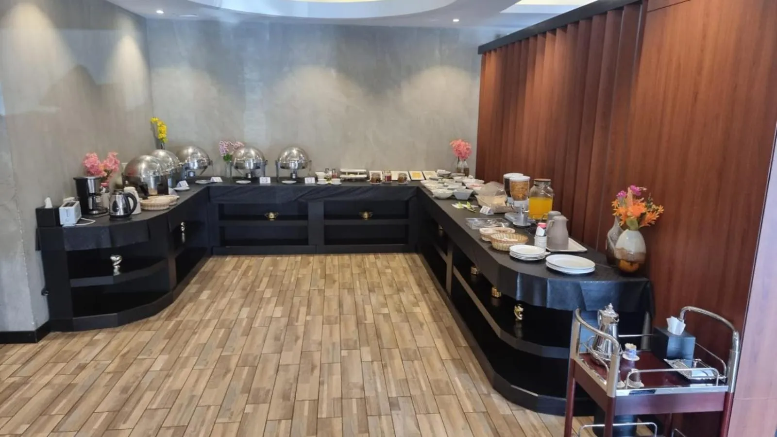 Restaurant/places to eat in Al Muhaidb Residence Al Maidan