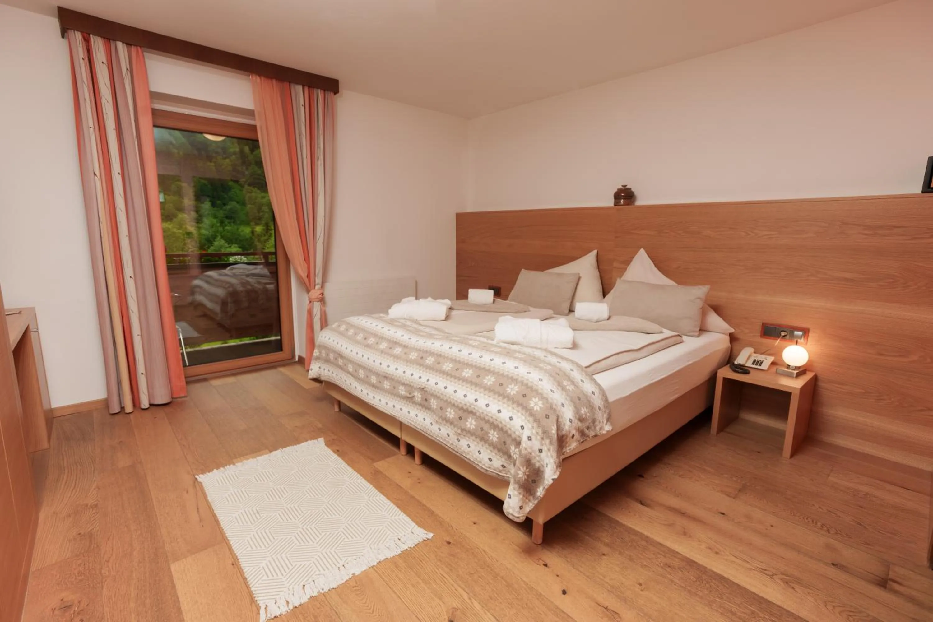 Photo of the whole room, Bed in Hotel Künstleralm