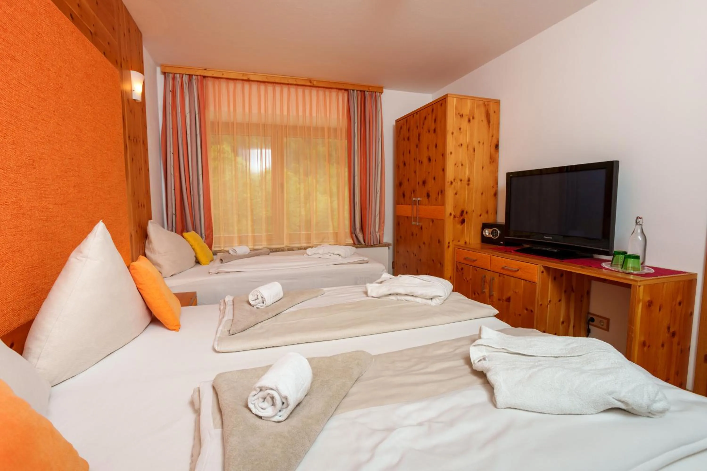 Photo of the whole room, Bed in Hotel Künstleralm