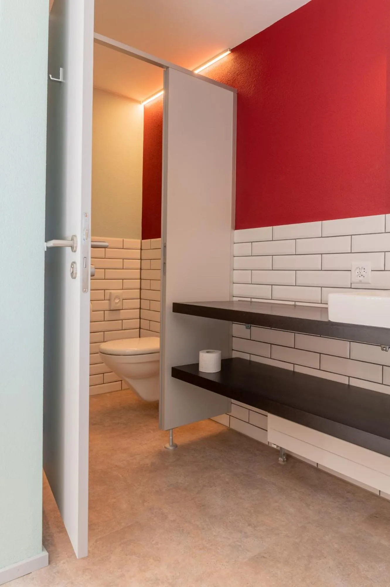 Toilet in Emma's B&B - Self Check-in Hotel