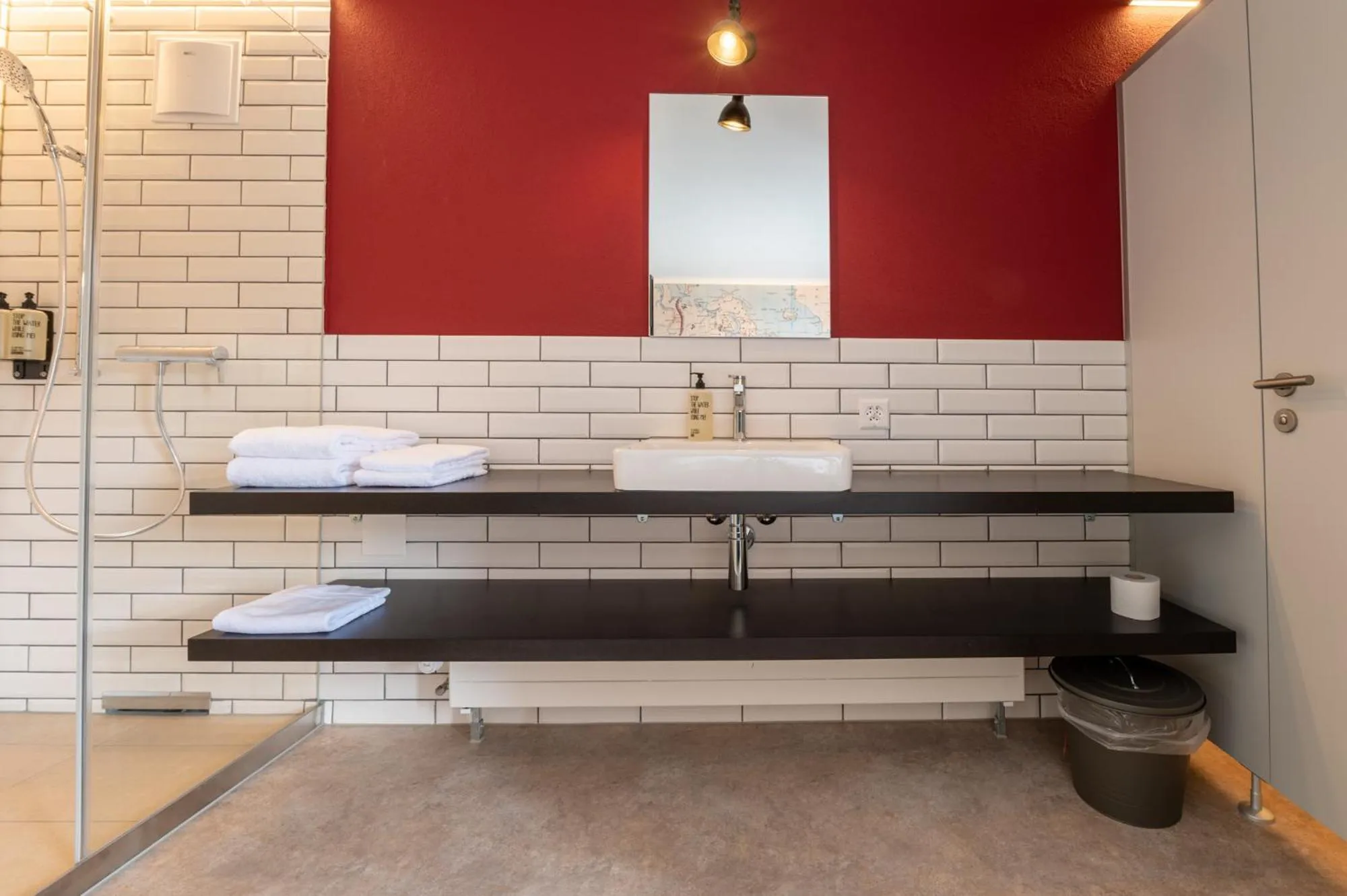 Shower in Emma's B&B - Self Check-in Hotel