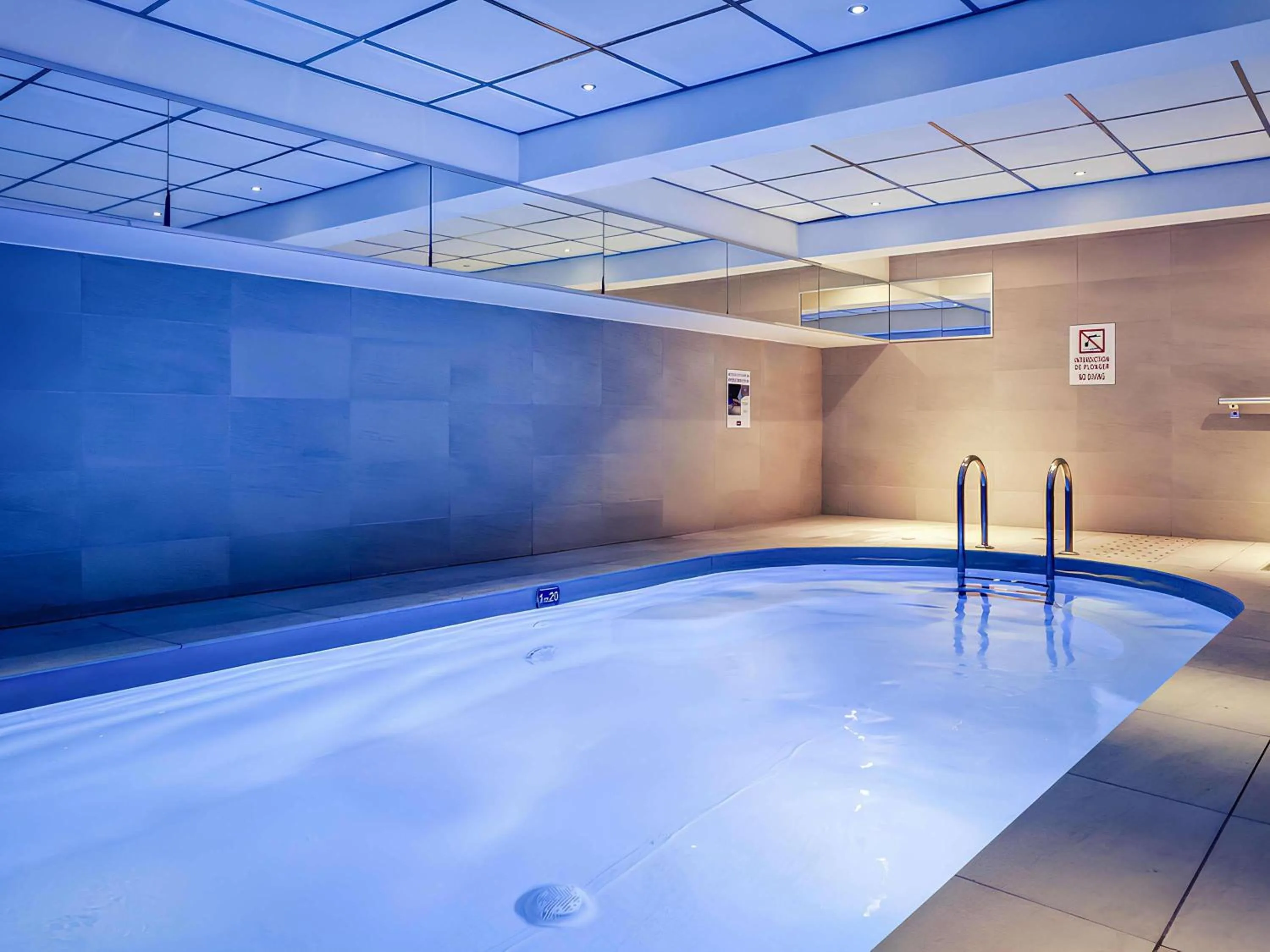 Swimming pool in Mercure Lyon Centre Saxe Lafayette