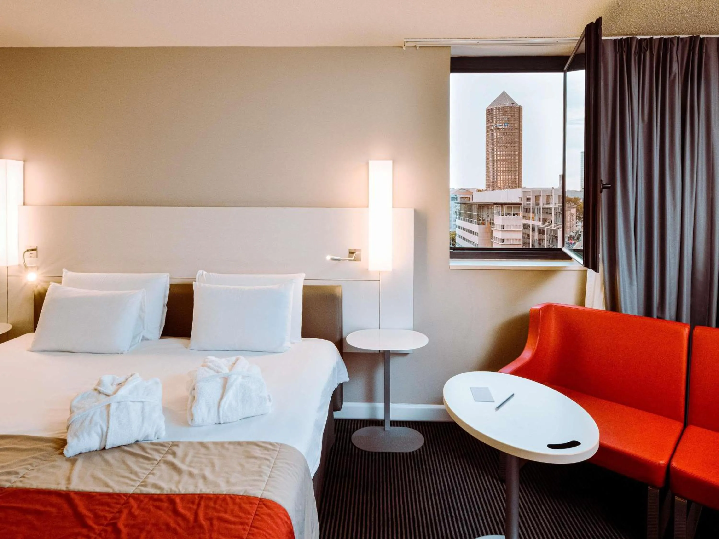 Bed in Mercure Lyon Centre Saxe Lafayette