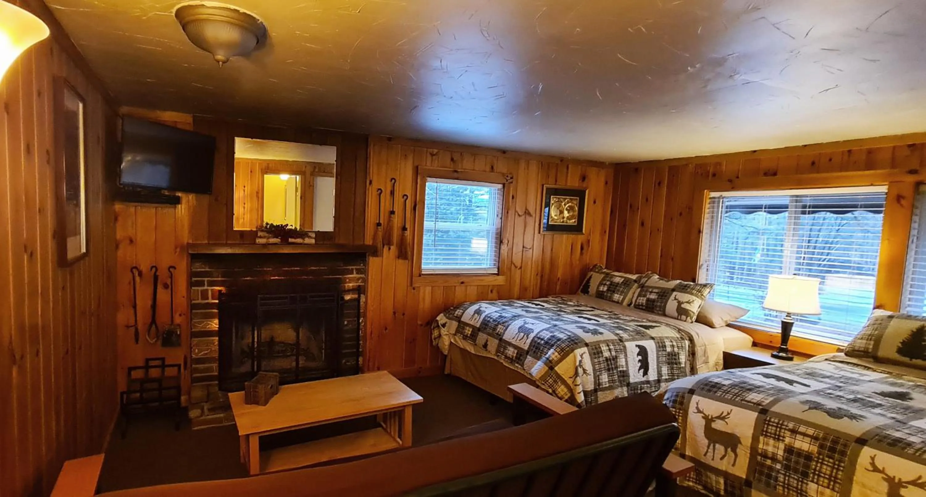 Living room, Bed in The Wilderness Inn: Chalets