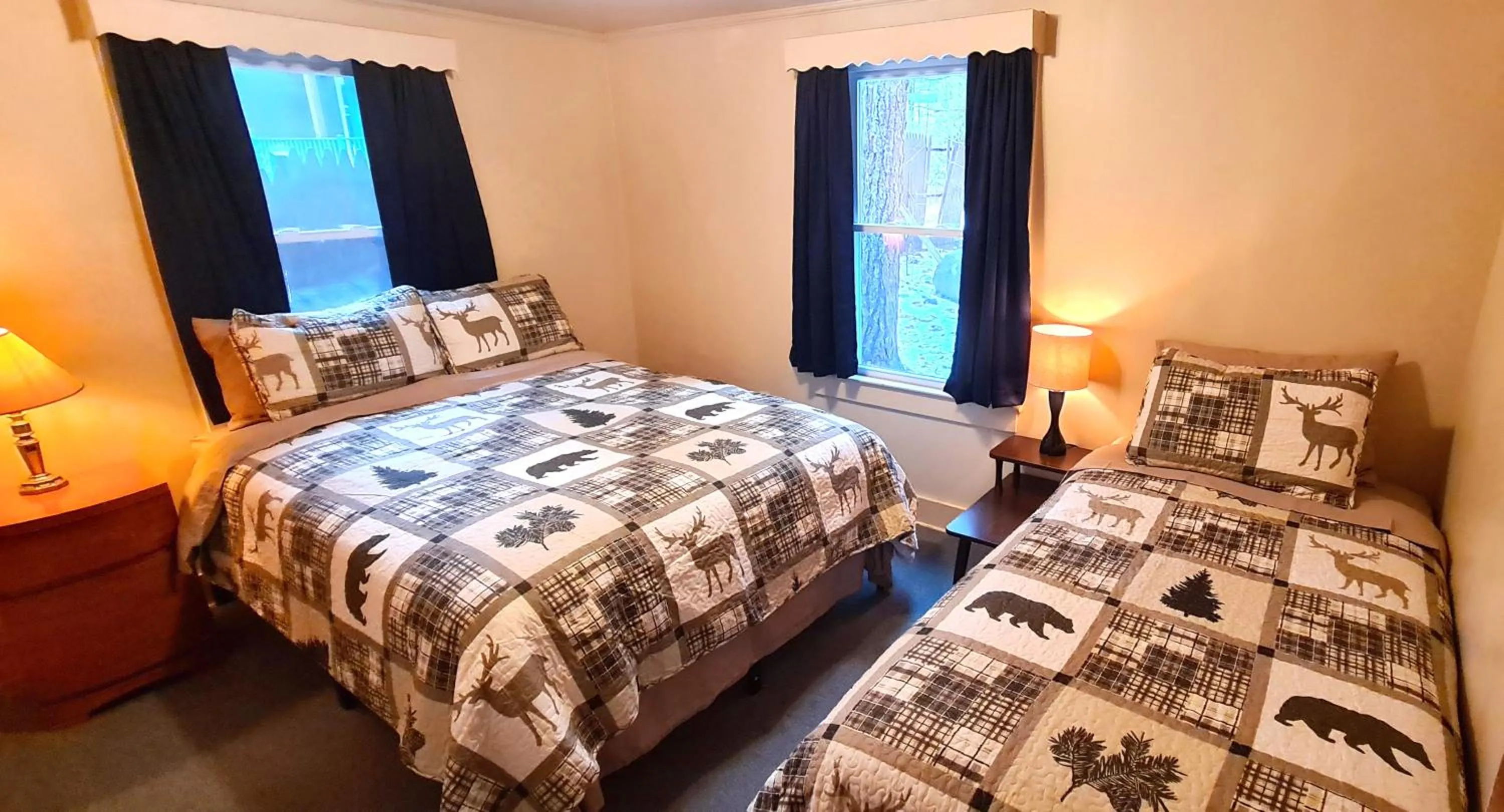 Bedroom, Bed in The Wilderness Inn: Chalets