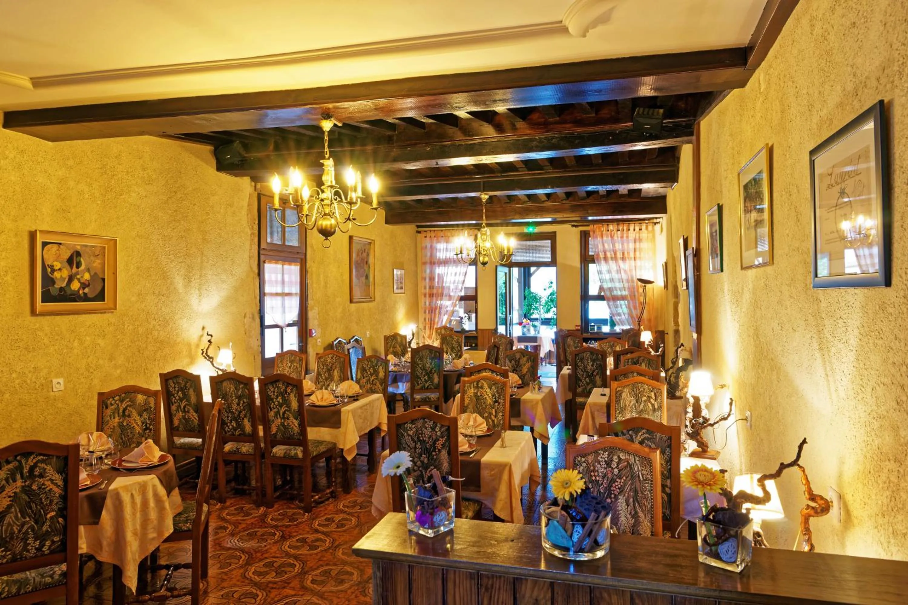 Restaurant/places to eat in Logis Des Trois Maures