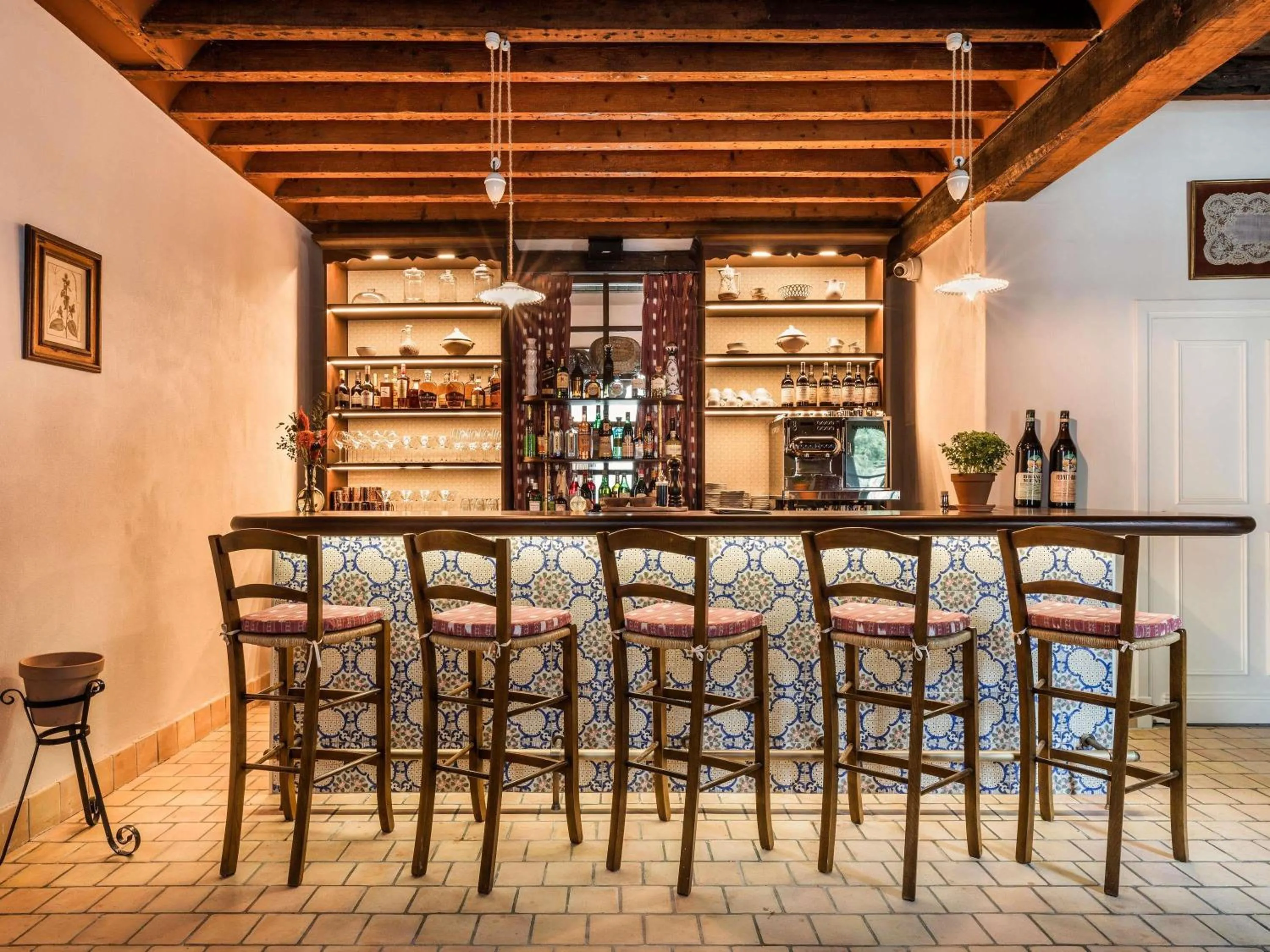 Lounge or bar in Abbaye Des Vaux De Cernay