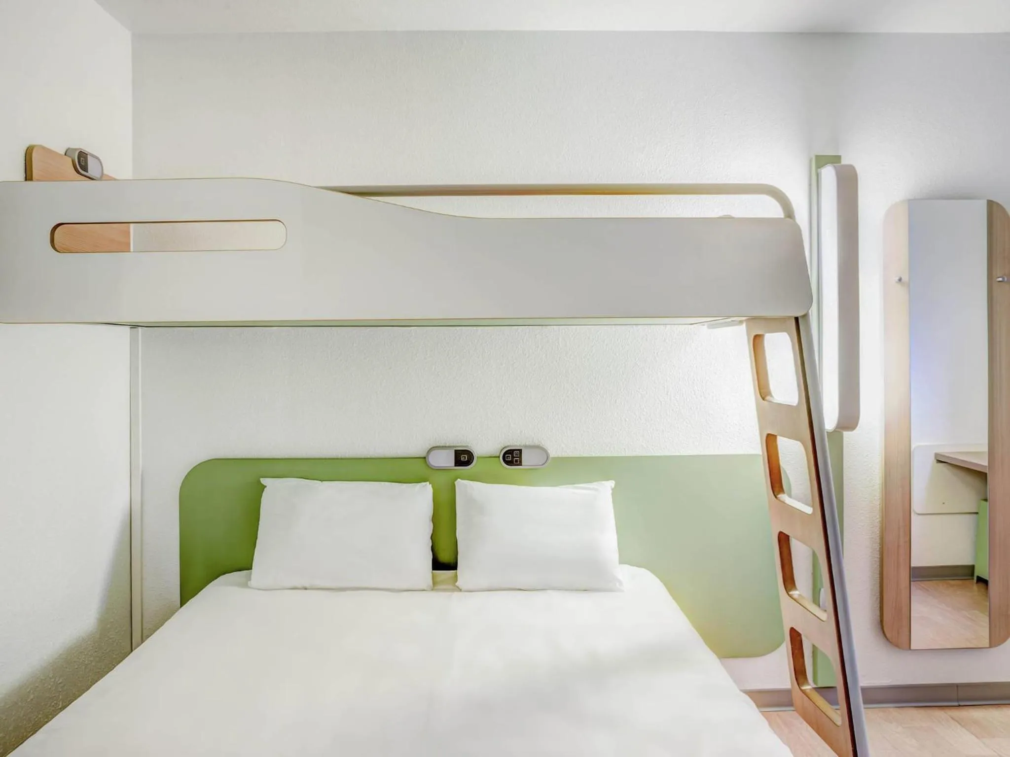 Bedroom, Bed in ibis Budget Caen Memorial