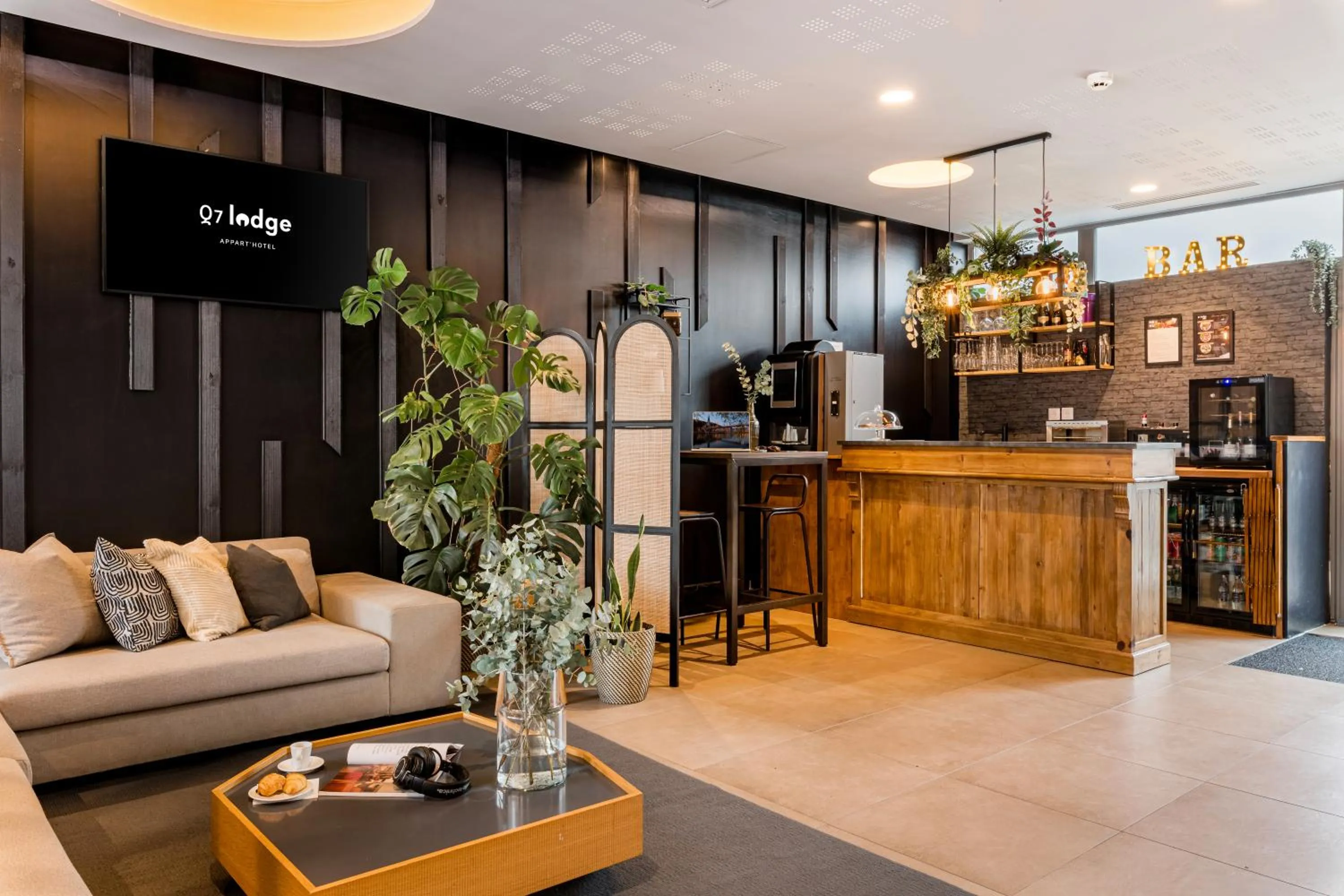 Lounge or bar in Appart hôtel Q7 Lodge Lyon 7