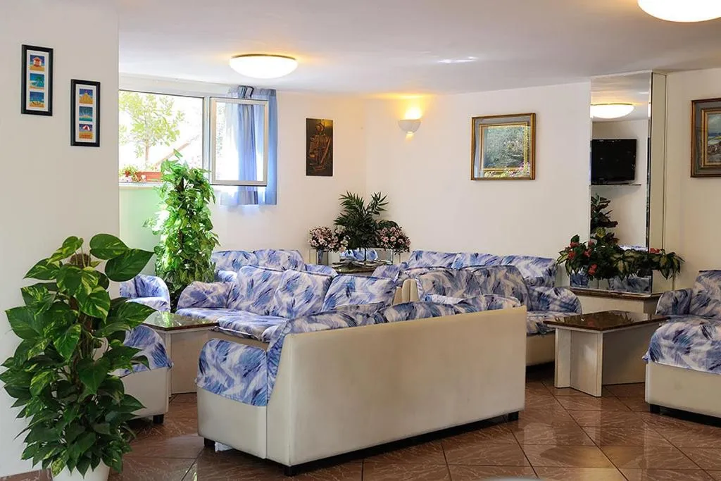 Communal lounge/ TV room in Hotel Samoa