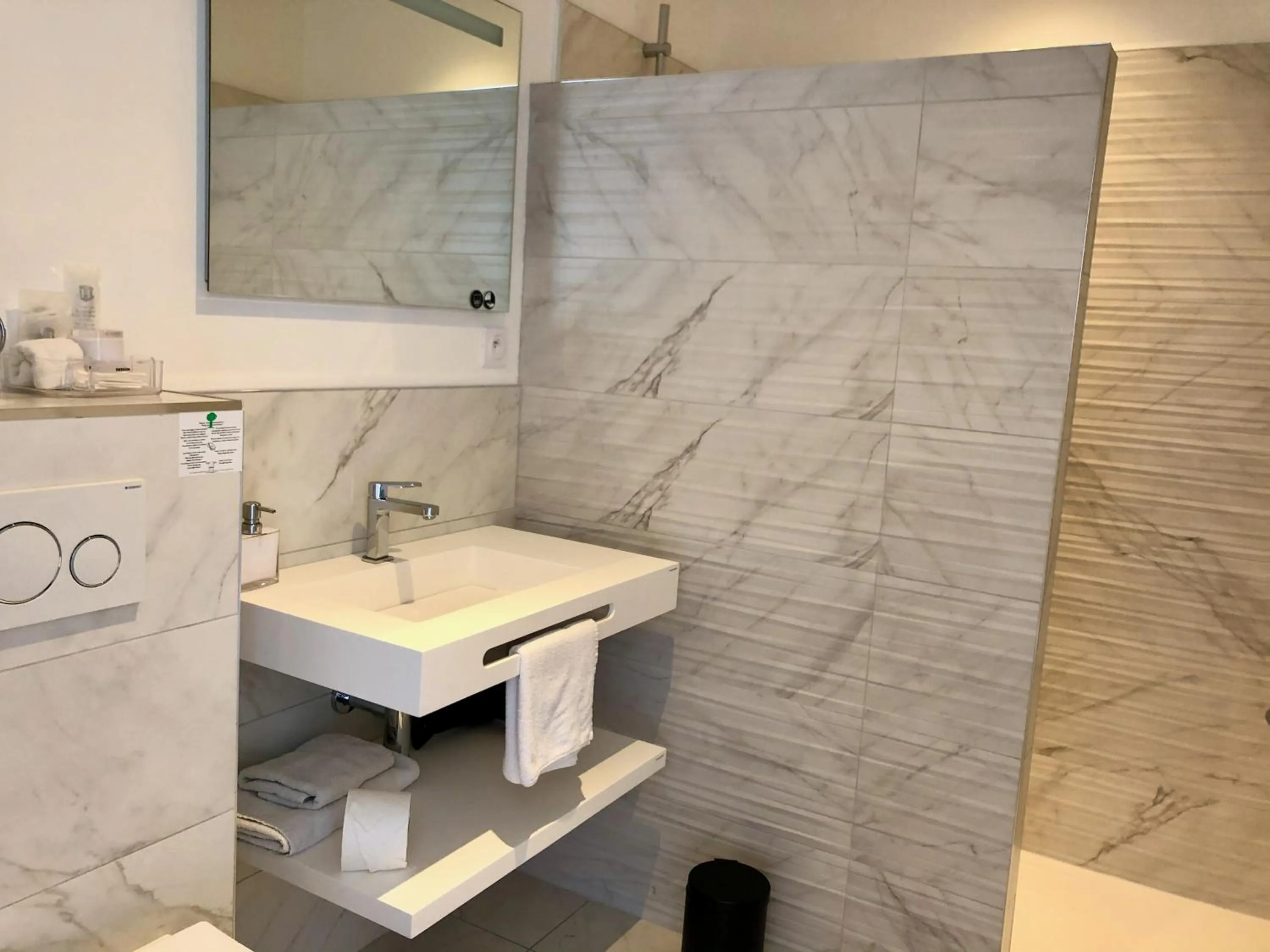 Shower in HÔTELYA - Lille Villeneuve d'Ascq