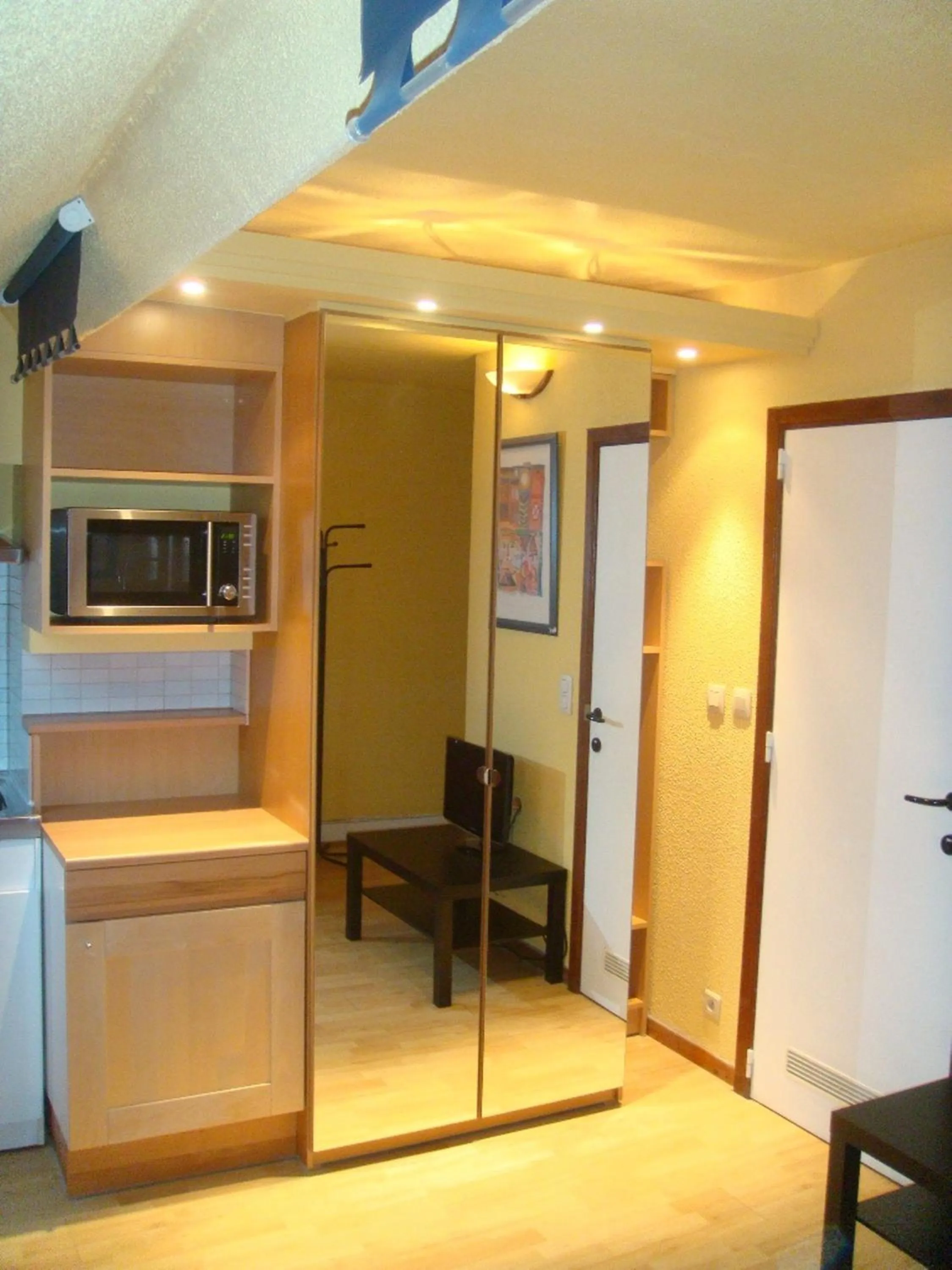 Kitchen or kitchenette in Appart-hôtel Maison de la Lune - petite Auberge d'Etterbeek