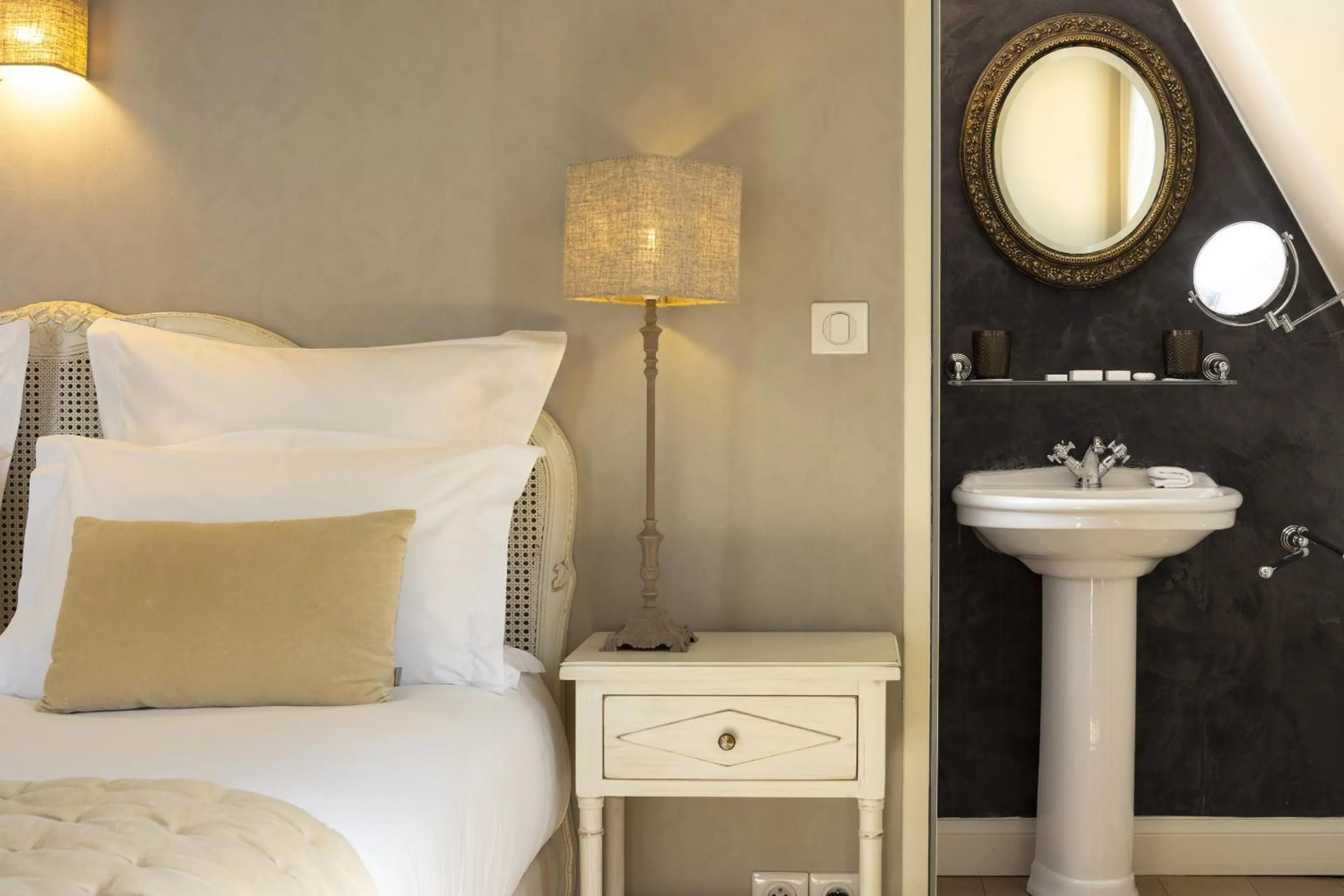 Bathroom, Bed in Château Les Oliviers de Salettes