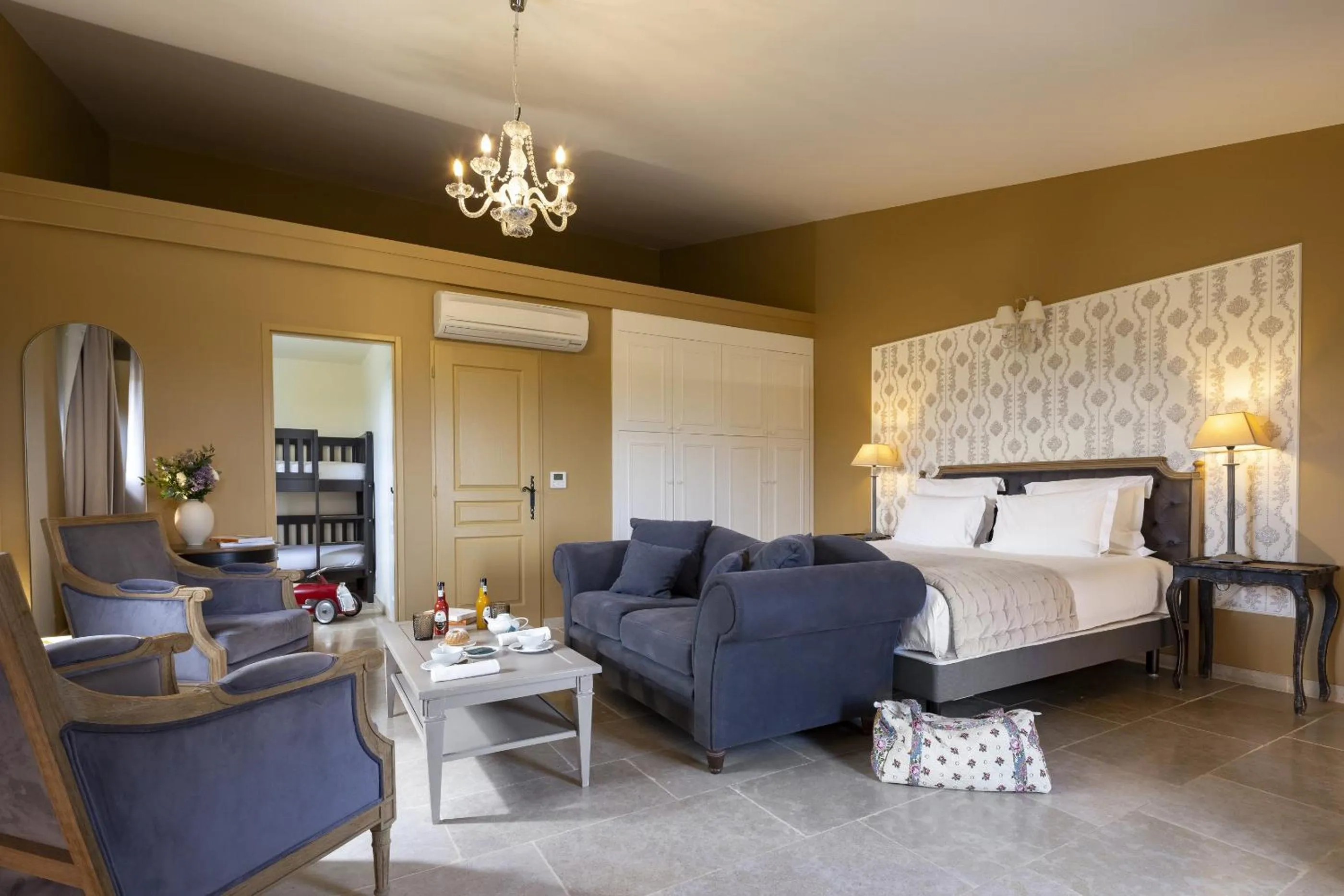 Photo of the whole room in Château Les Oliviers de Salettes