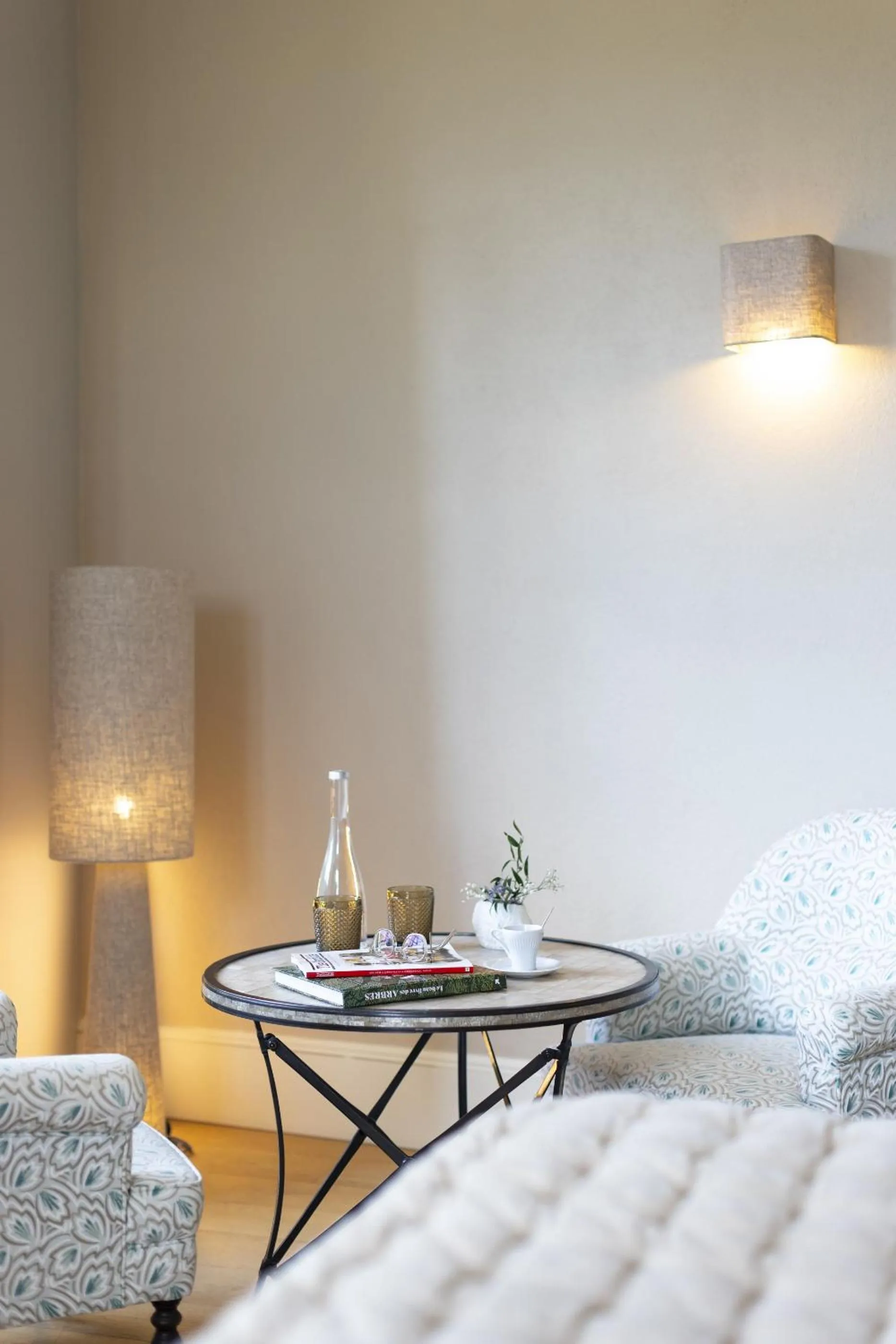 Living room, Bed in Château Les Oliviers de Salettes