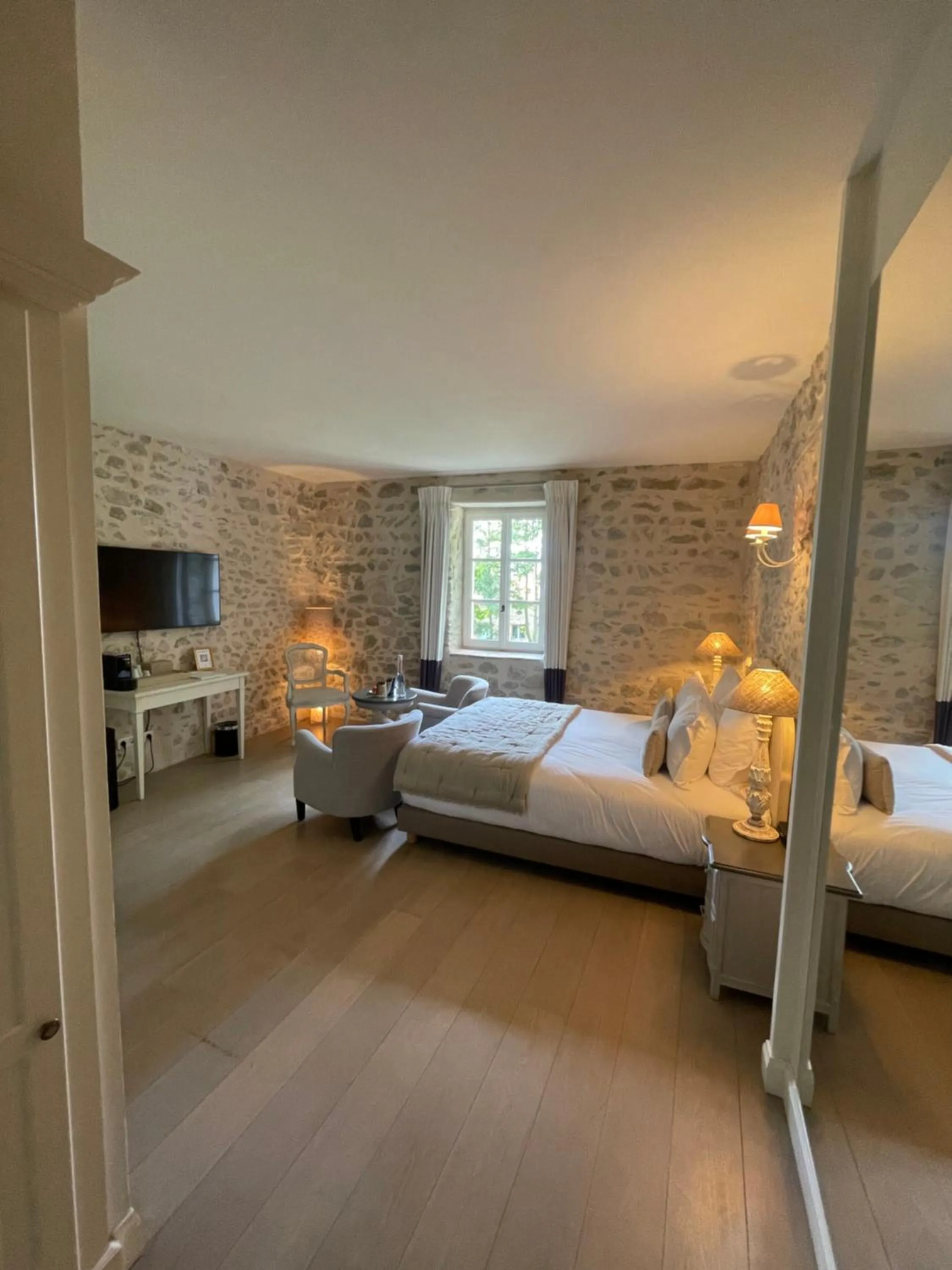 Photo of the whole room, Bed in Château Les Oliviers de Salettes