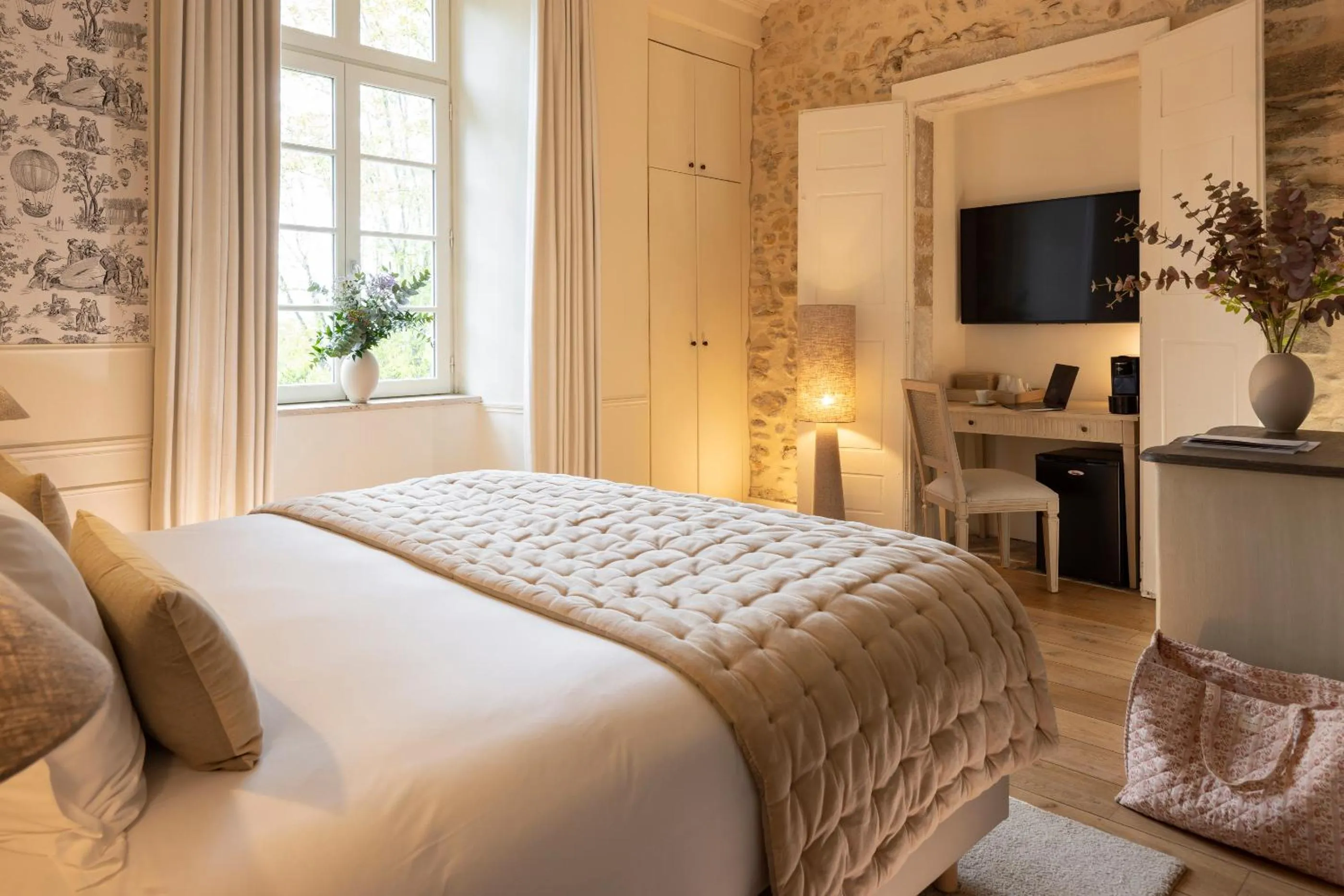 Photo of the whole room, Bed in Château Les Oliviers de Salettes