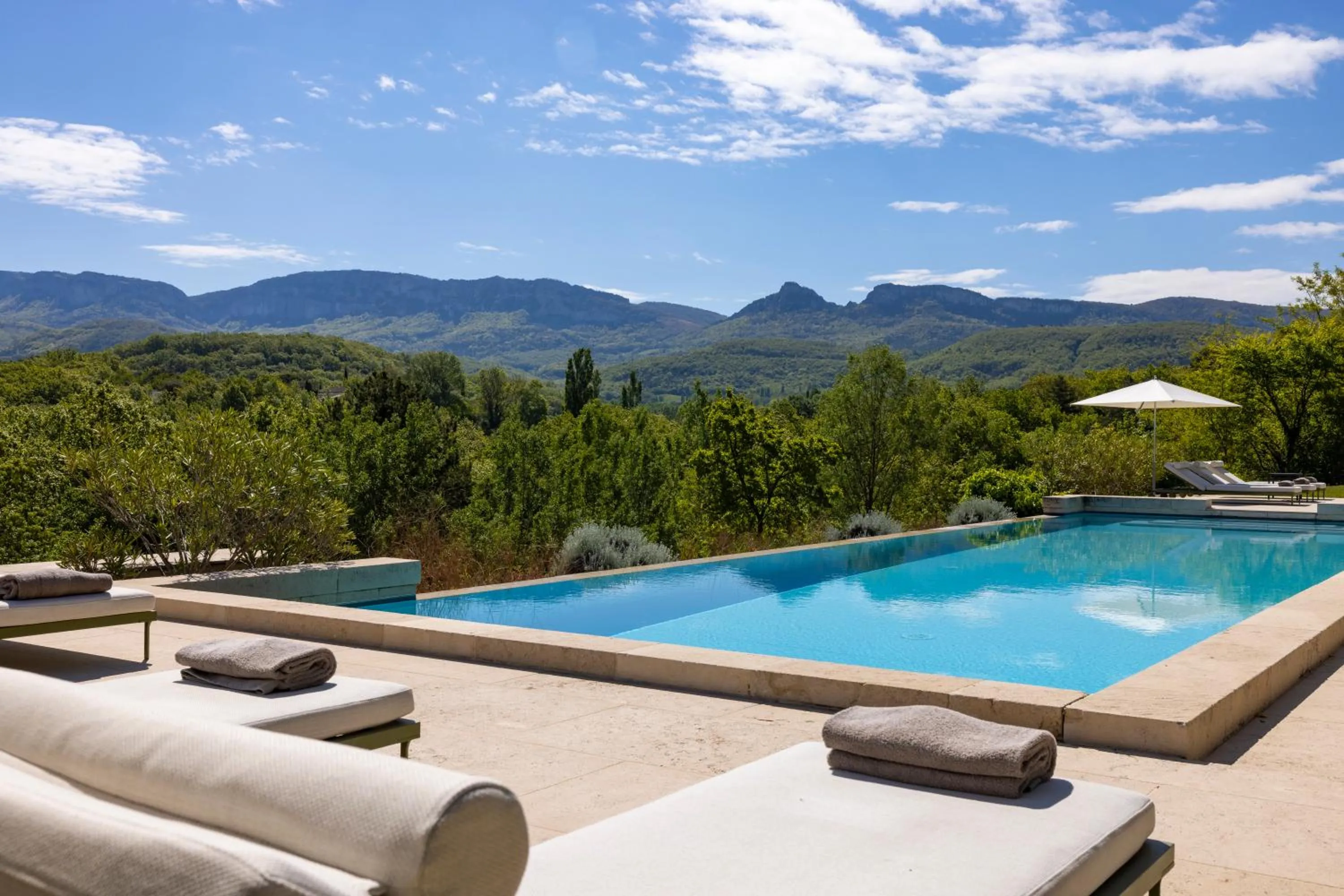 Pool view in Château Les Oliviers de Salettes