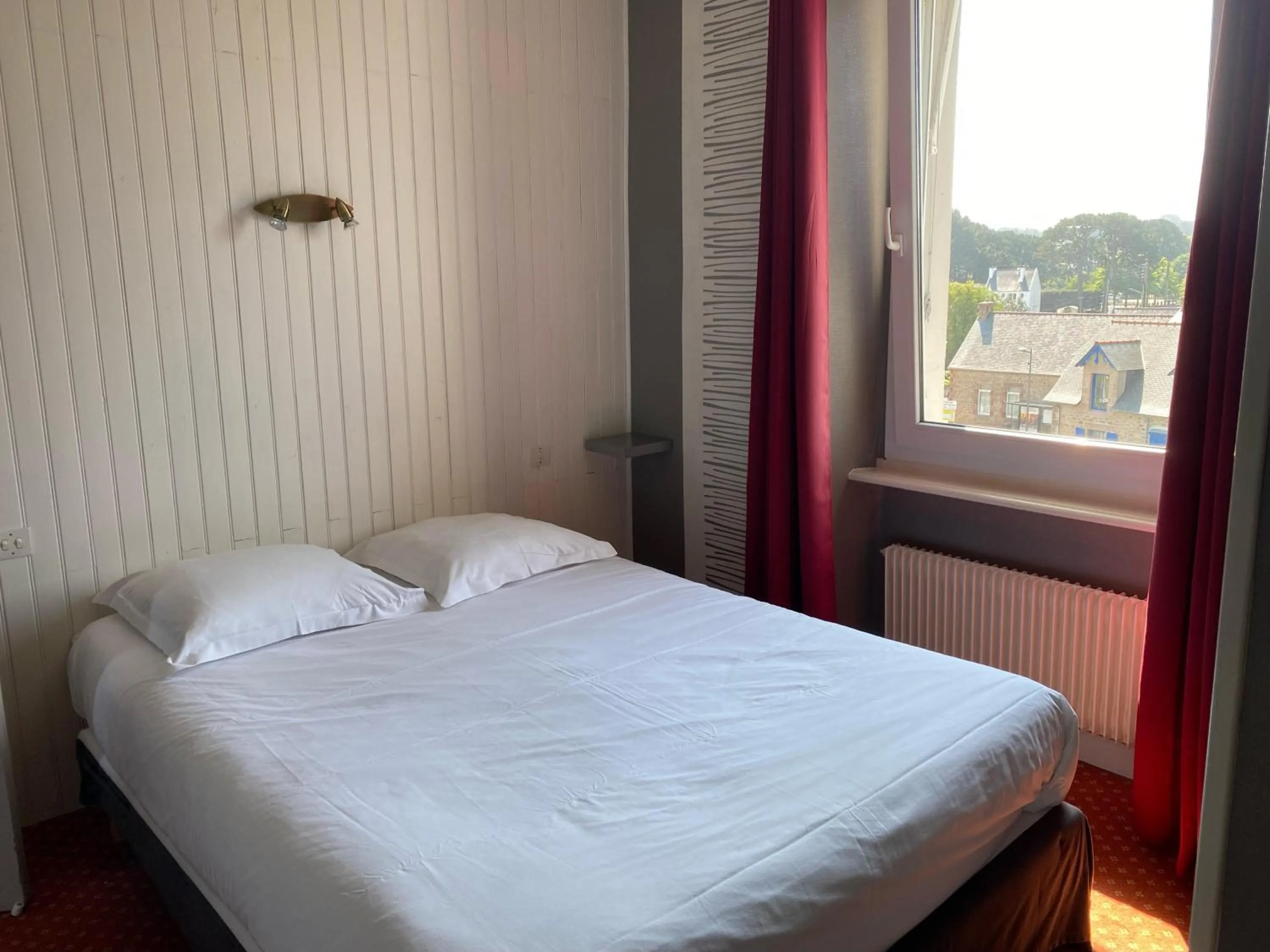 Bed in Hotel Restaurant Le Phare