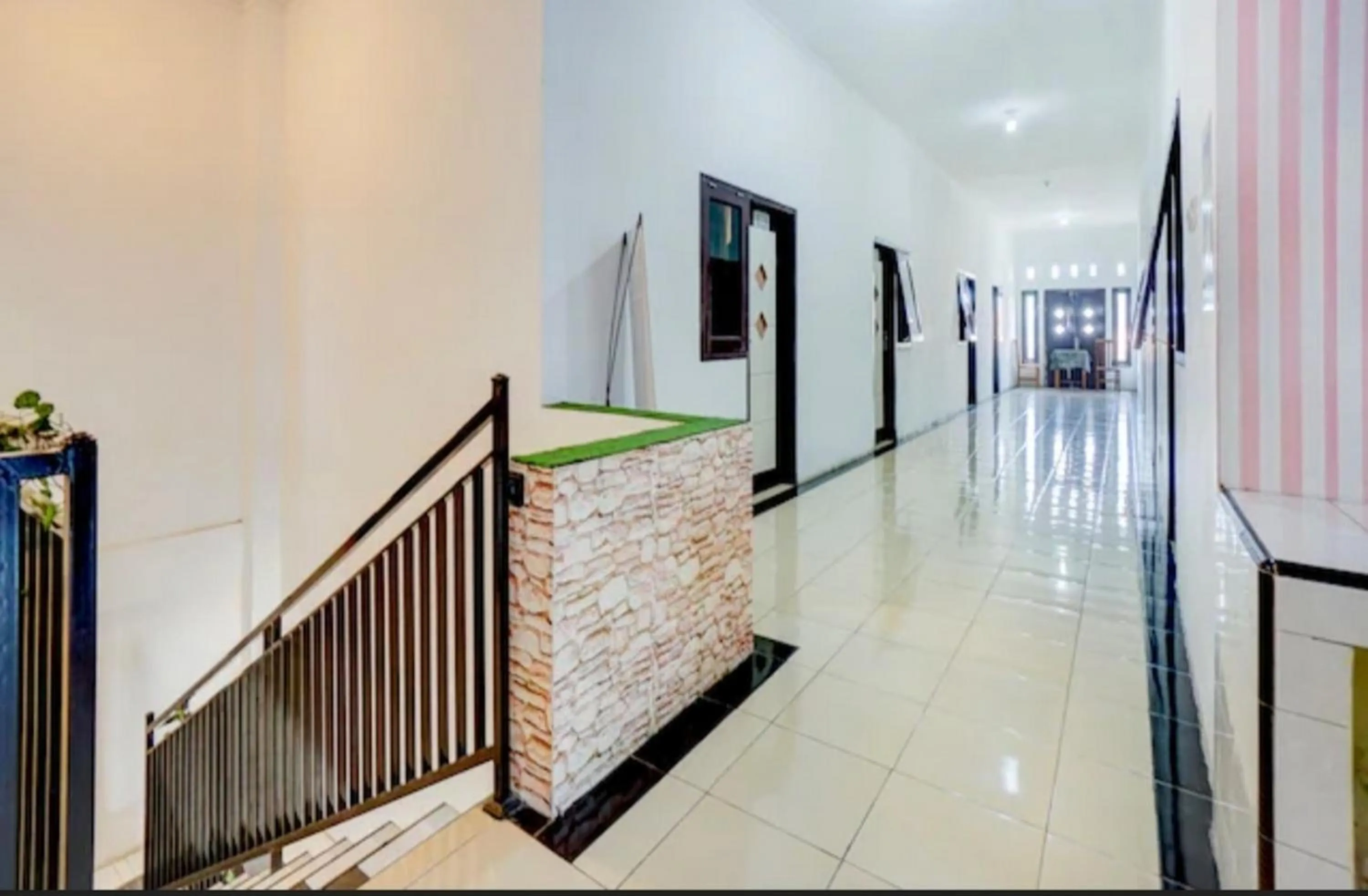 Property building in RedDoorz near Plaza Araya Malang