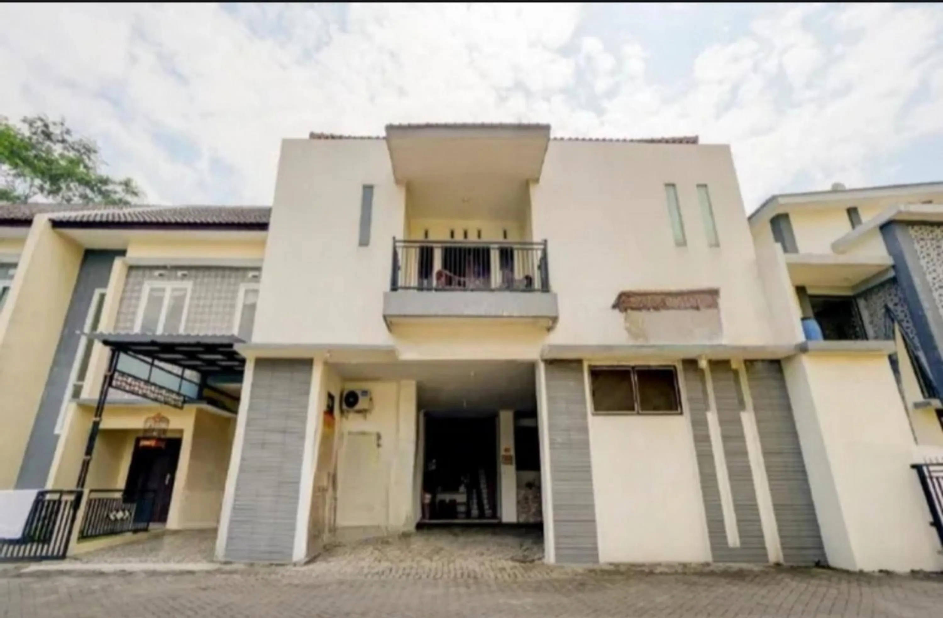 Property building in RedDoorz near Plaza Araya Malang