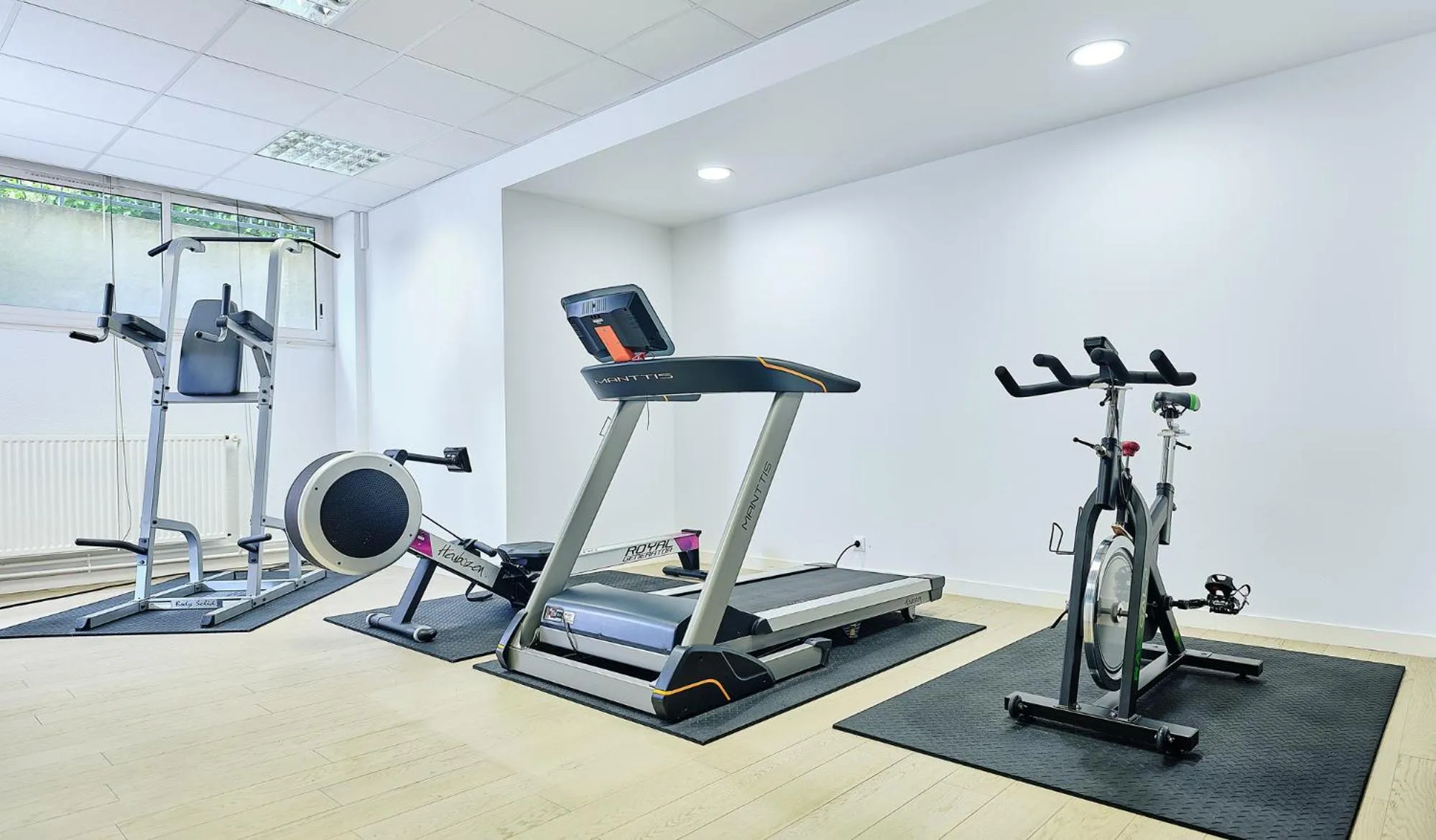 Fitness centre/facilities in Logis Hôtel Restaurant Aloe