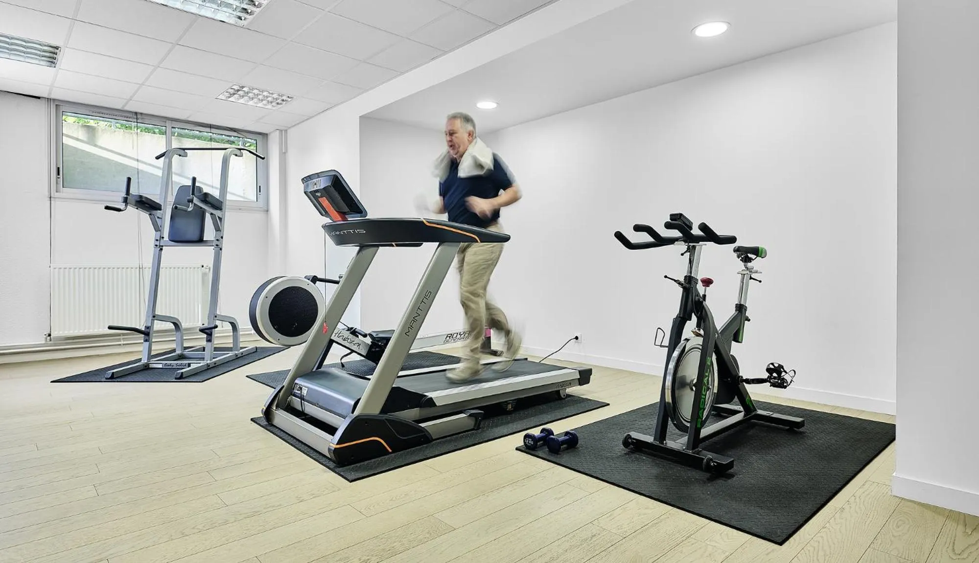 Fitness centre/facilities in Logis Hôtel Restaurant Aloe