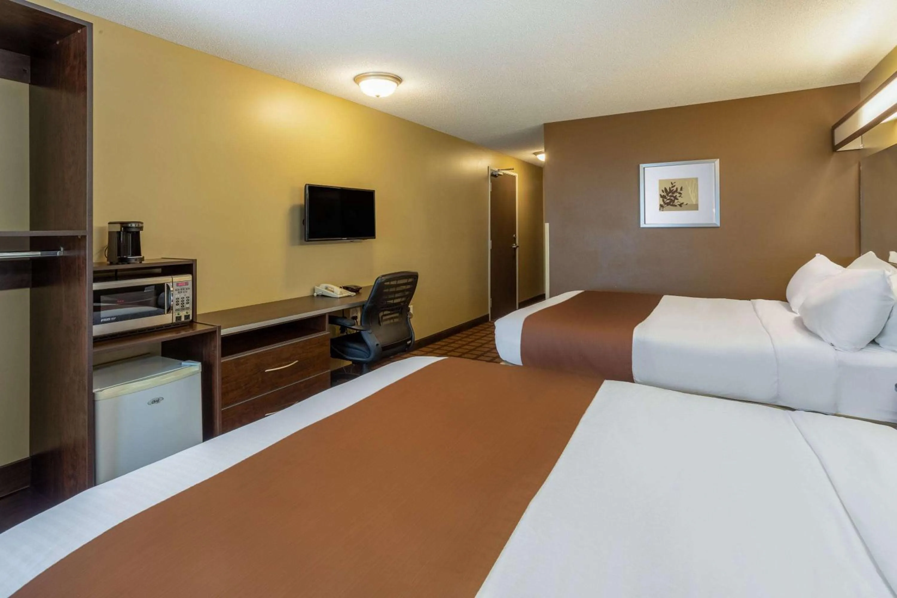Photo of the whole room, Bed in Microtel Inn & Suites by Wyndham - Timmins