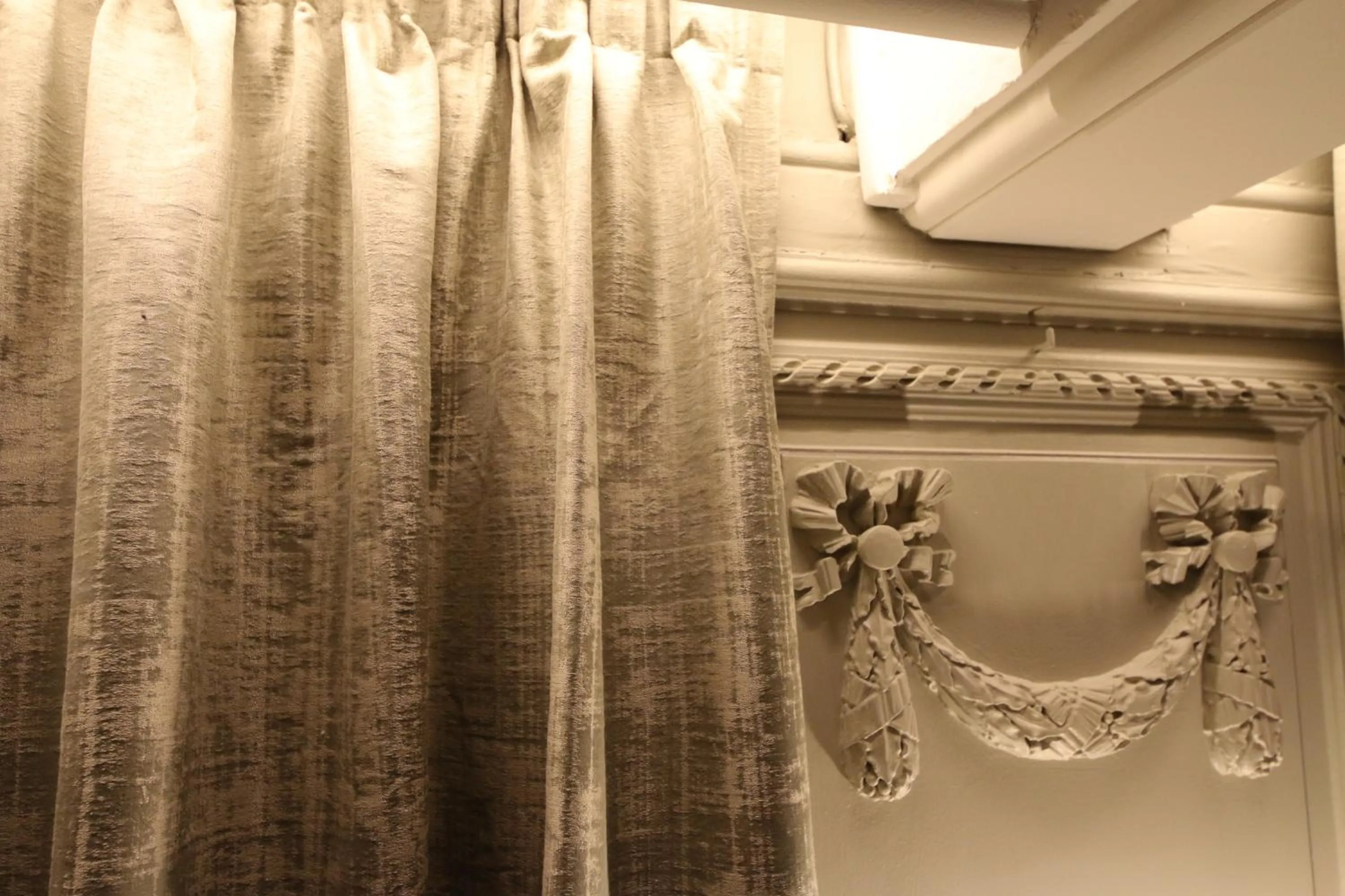 Library in Château Hôtel, Restaurant & Spa De La Commanderie