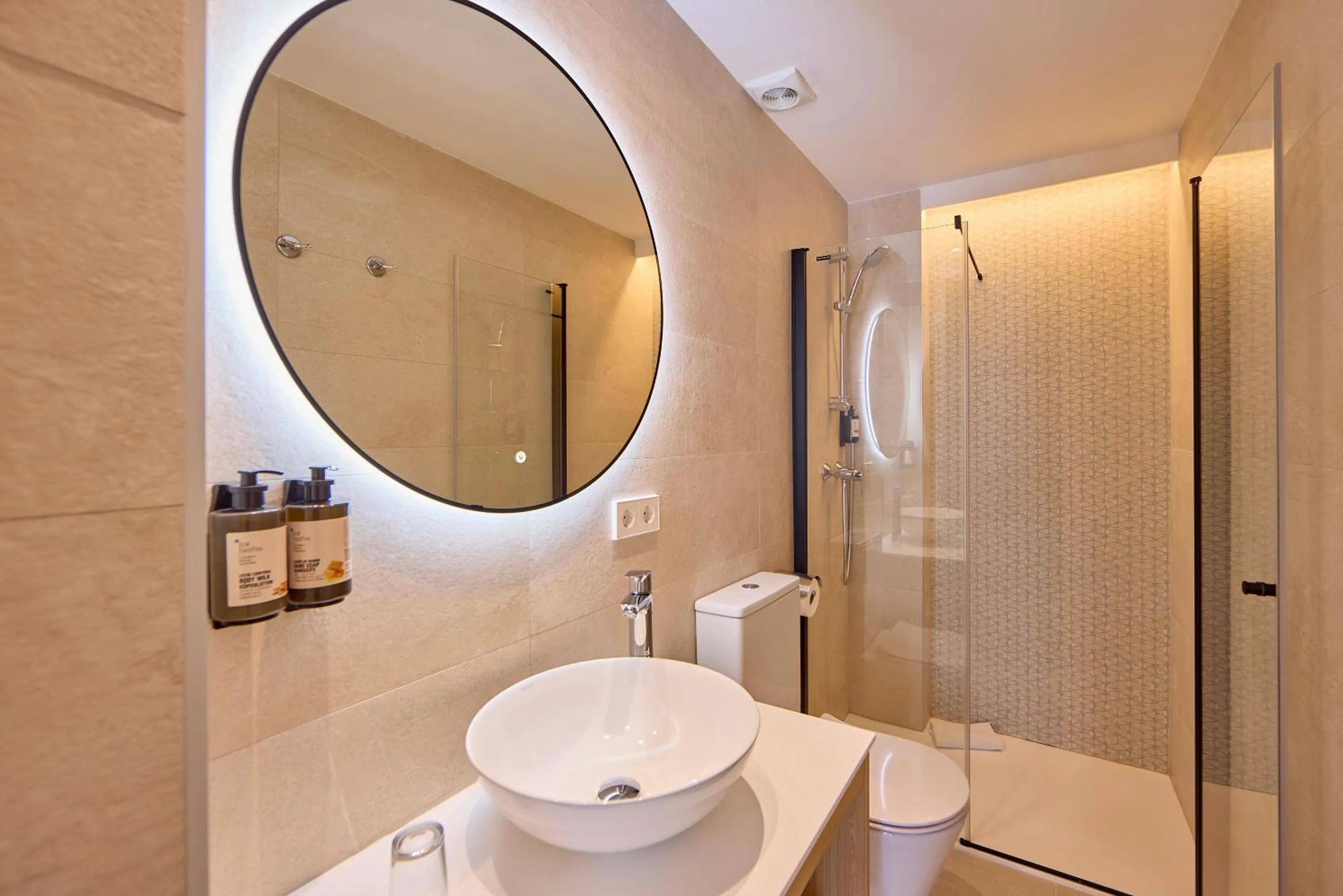 Shower in Universal Hotel Bikini