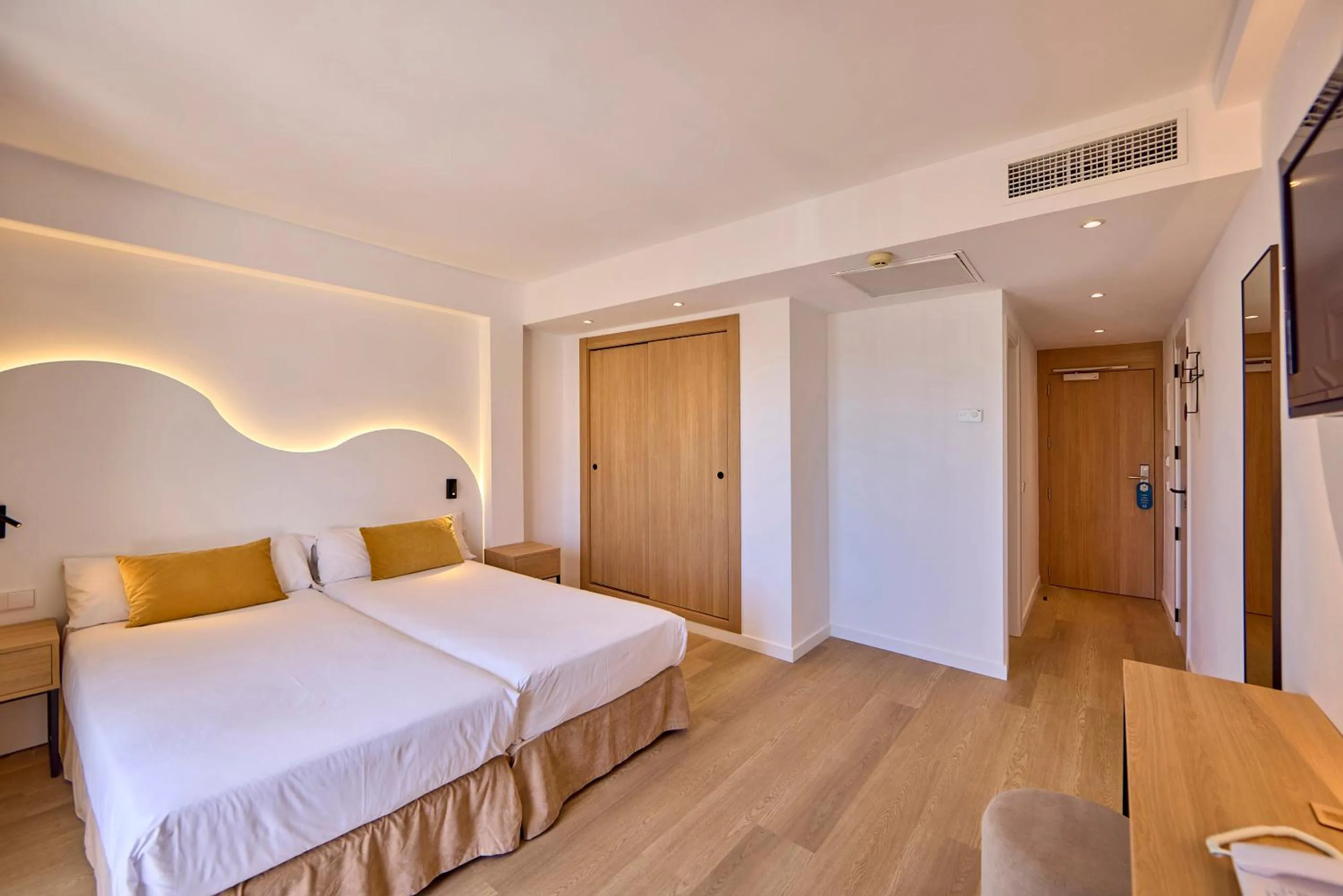 Photo of the whole room, Bed in Universal Hotel Bikini