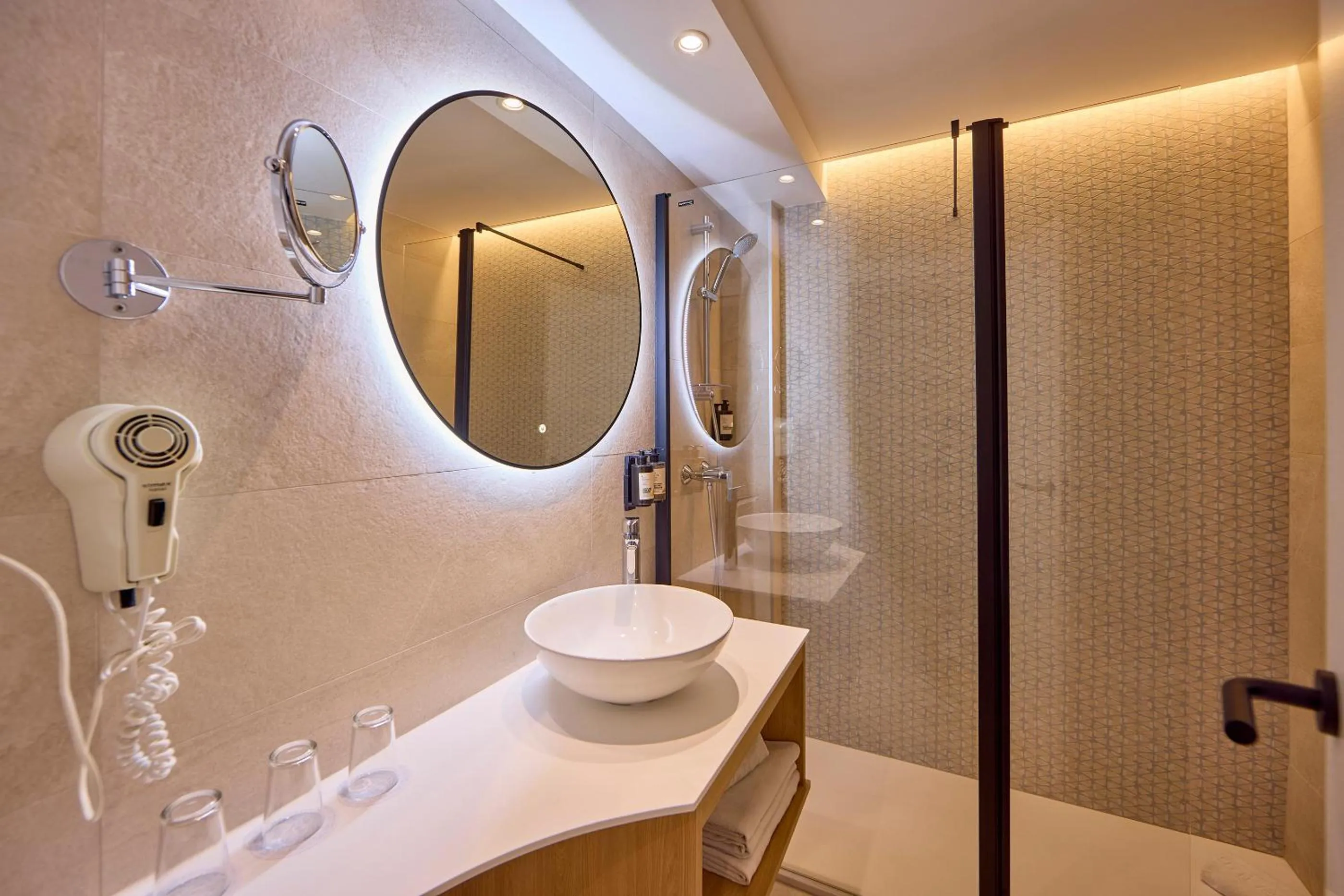 Shower in Universal Hotel Bikini