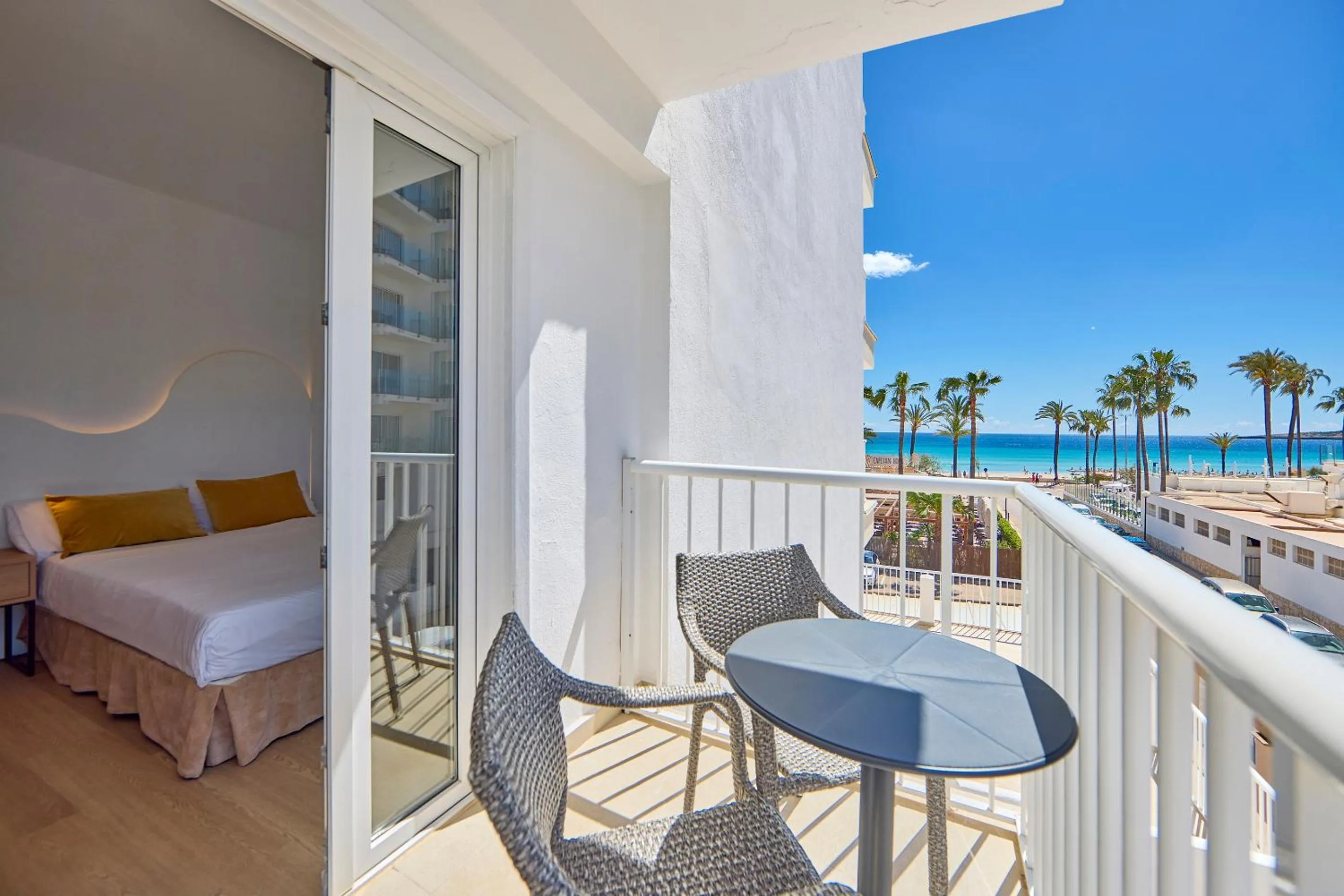 Balcony/Terrace, Bed in Universal Hotel Bikini