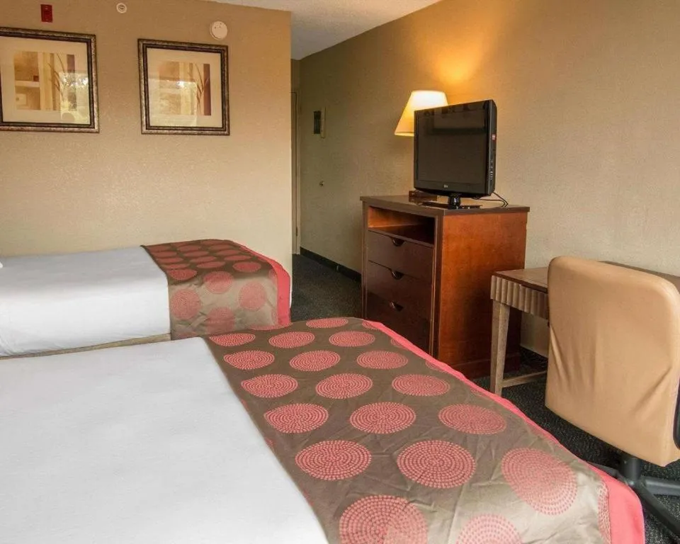 Photo of the whole room, Bed in Economy Inn & Suites