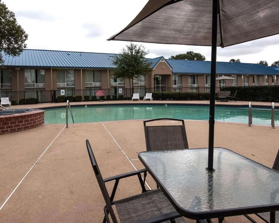 Swimming pool in Economy Inn & Suites