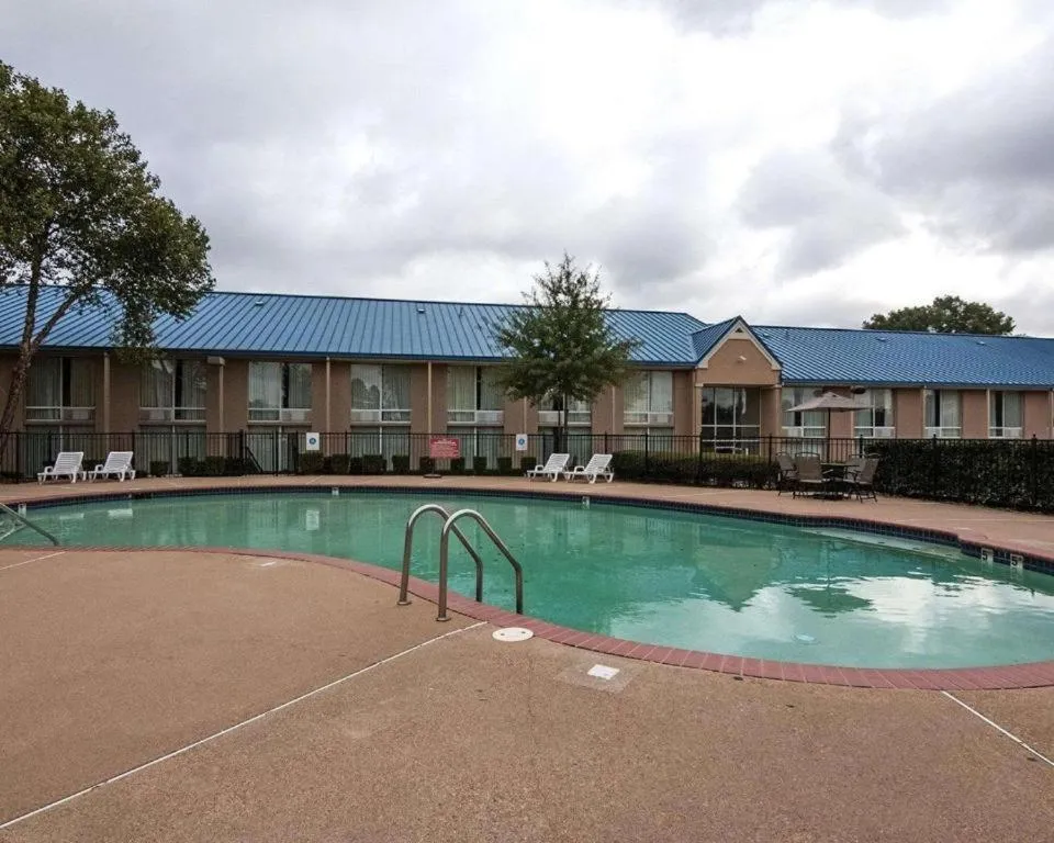 Swimming pool in Economy Inn & Suites