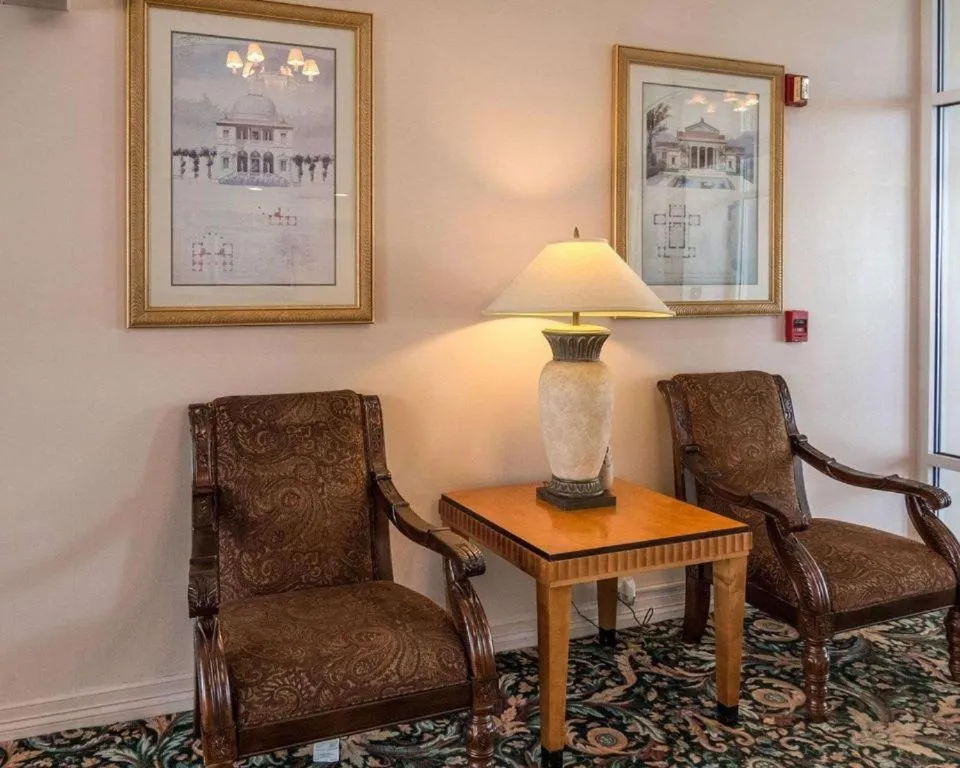 Seating area in Economy Inn & Suites