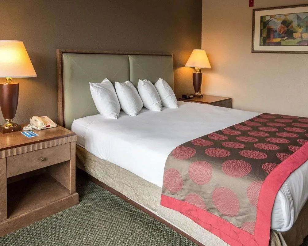 Bed in Economy Inn & Suites