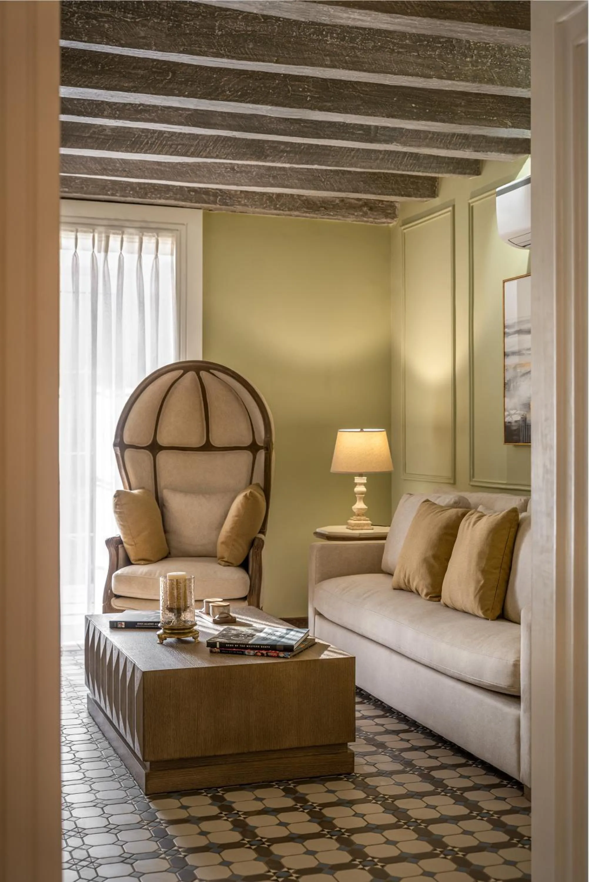 Library, Bed in MansionHaus