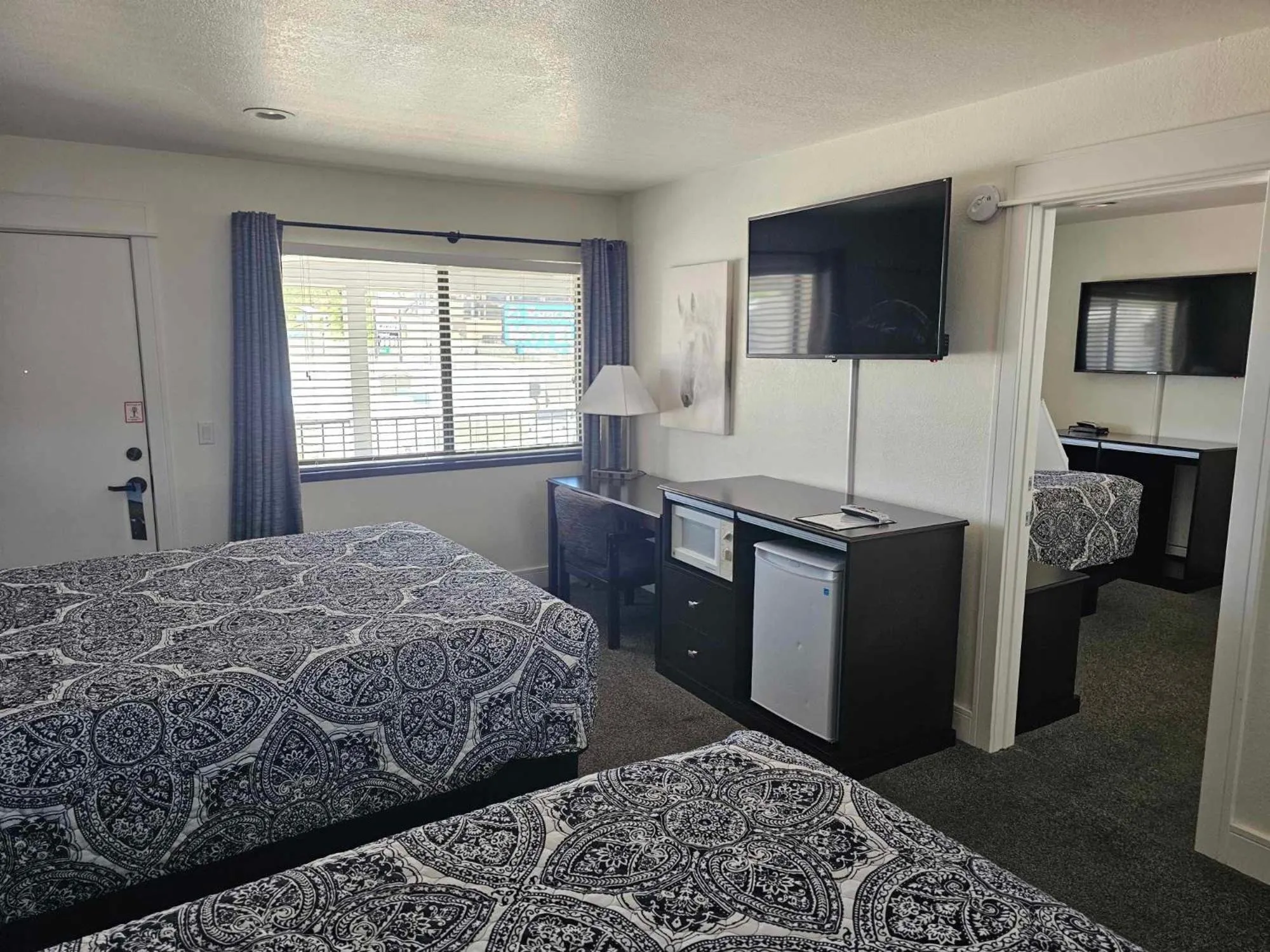 Seating area, Bed in El Rancho Motel