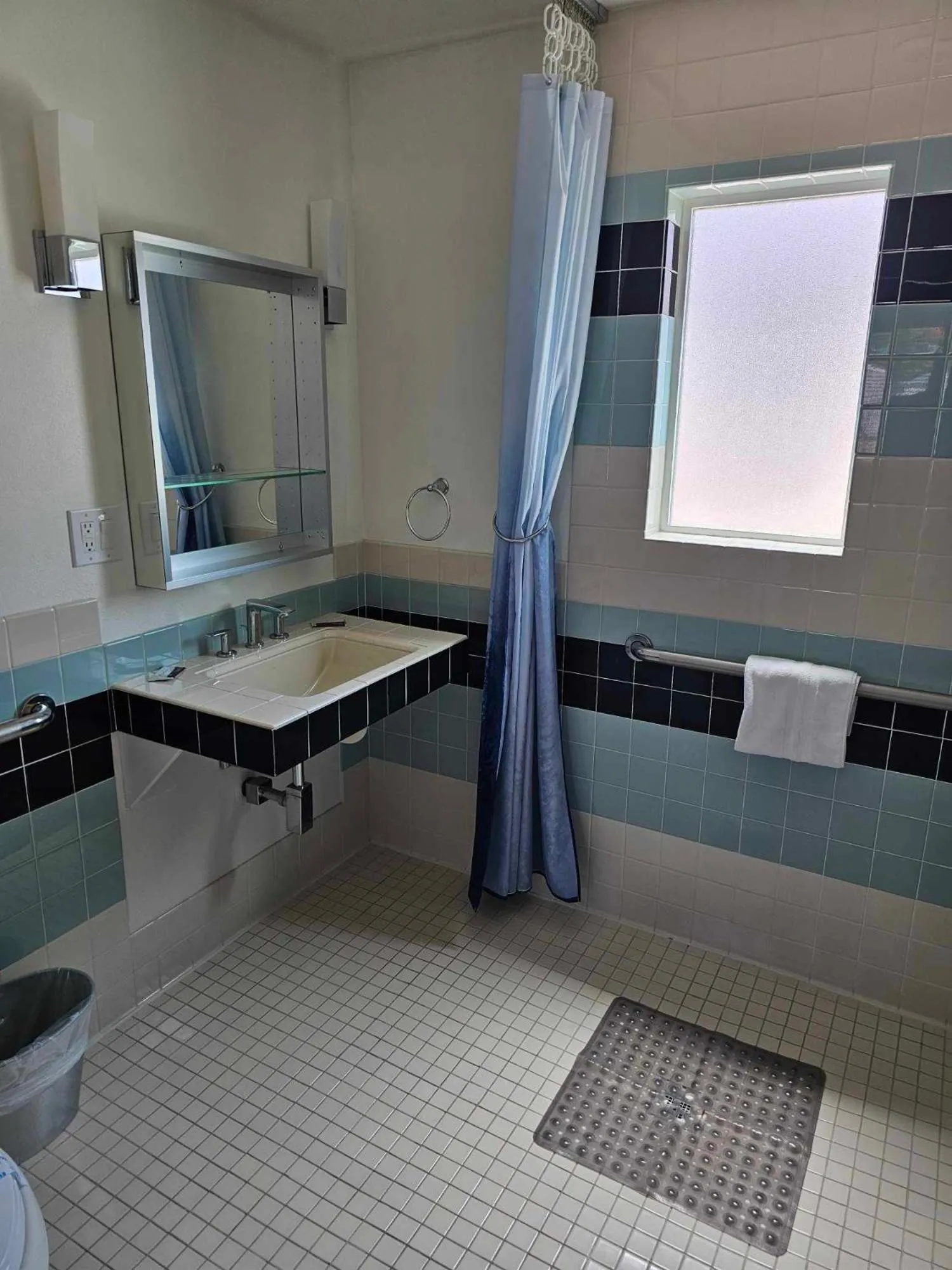 Shower in El Rancho Motel