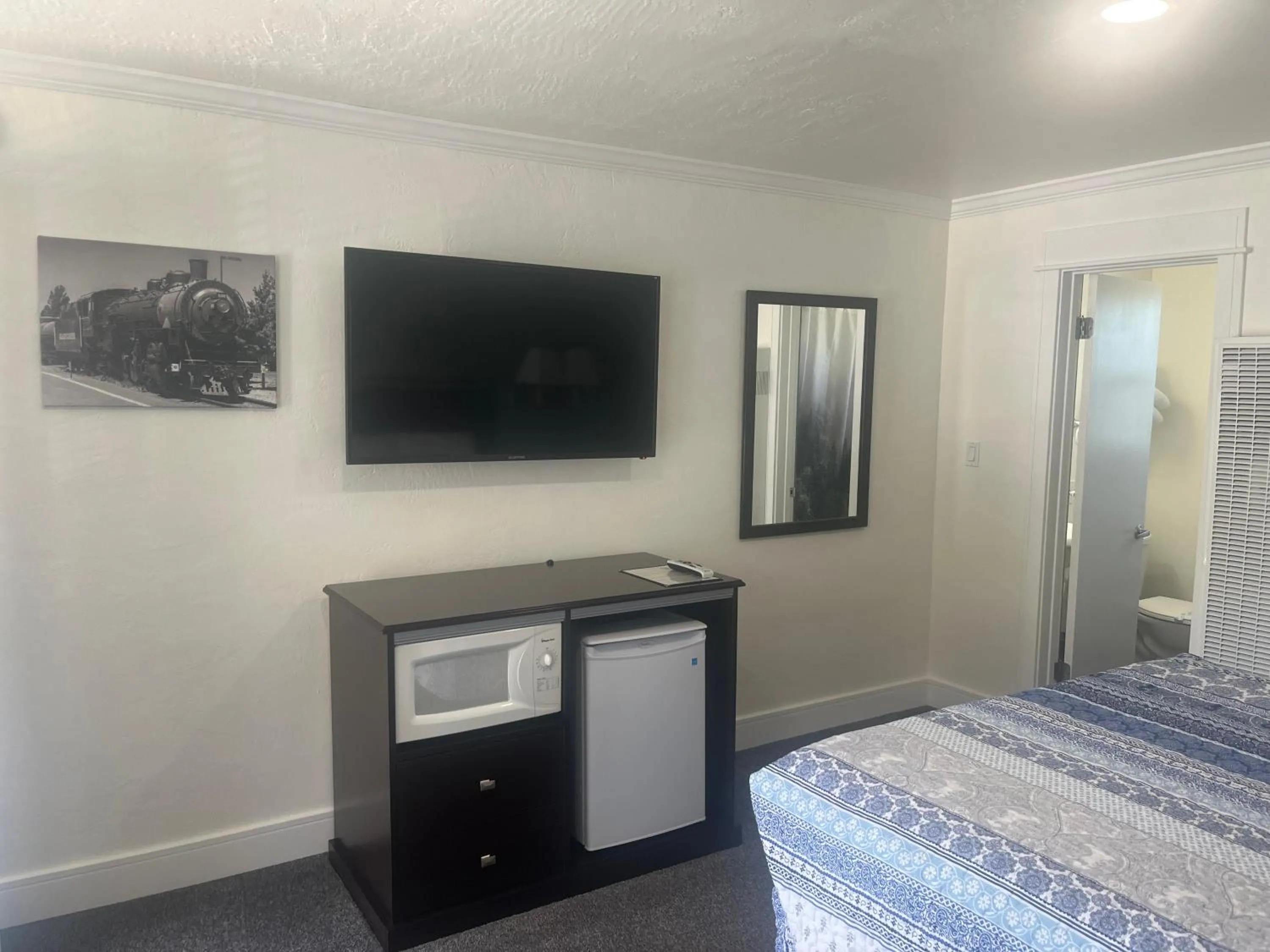 Bathroom, Bed in El Rancho Motel