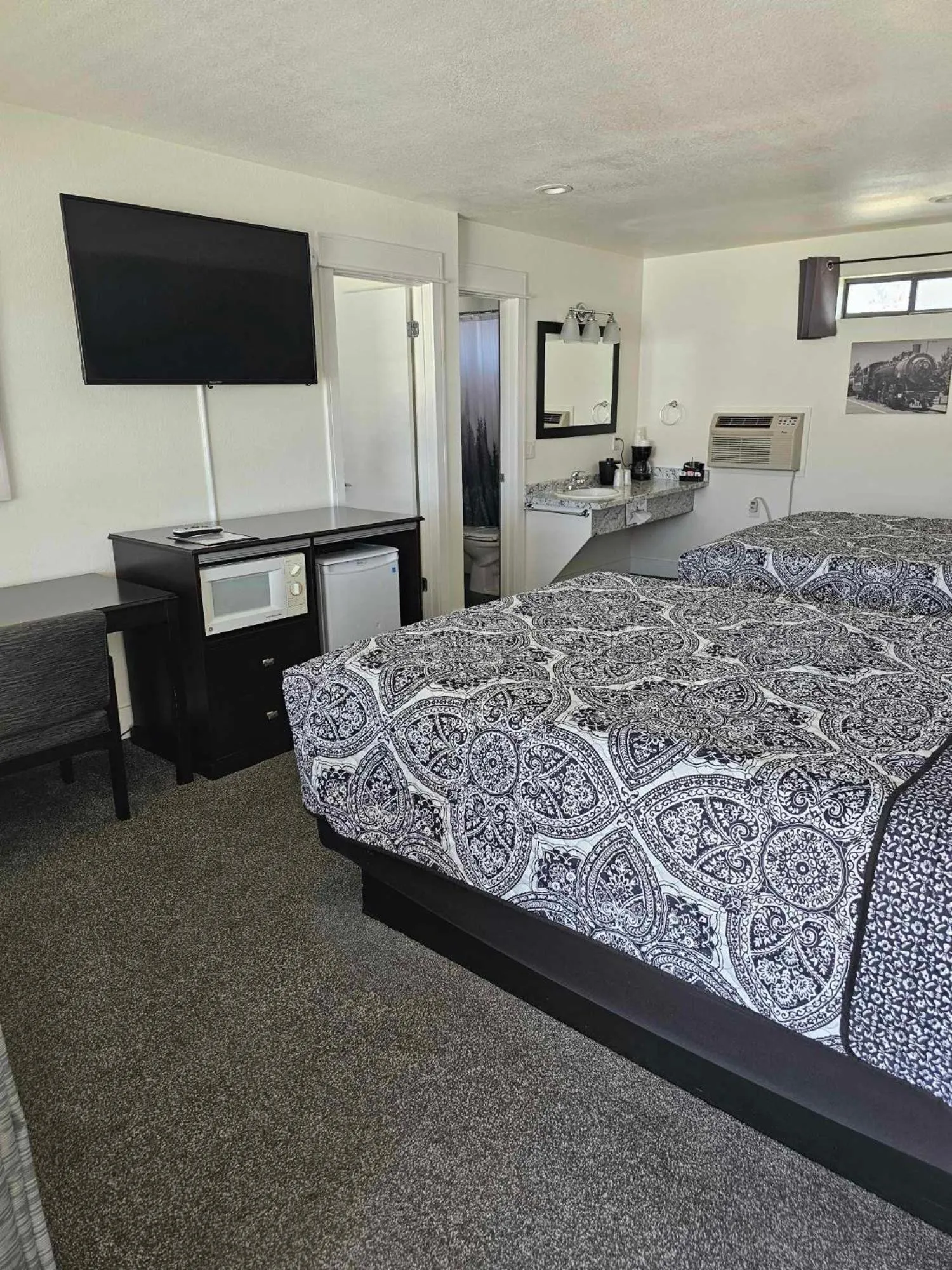 TV and multimedia, Bed in El Rancho Motel